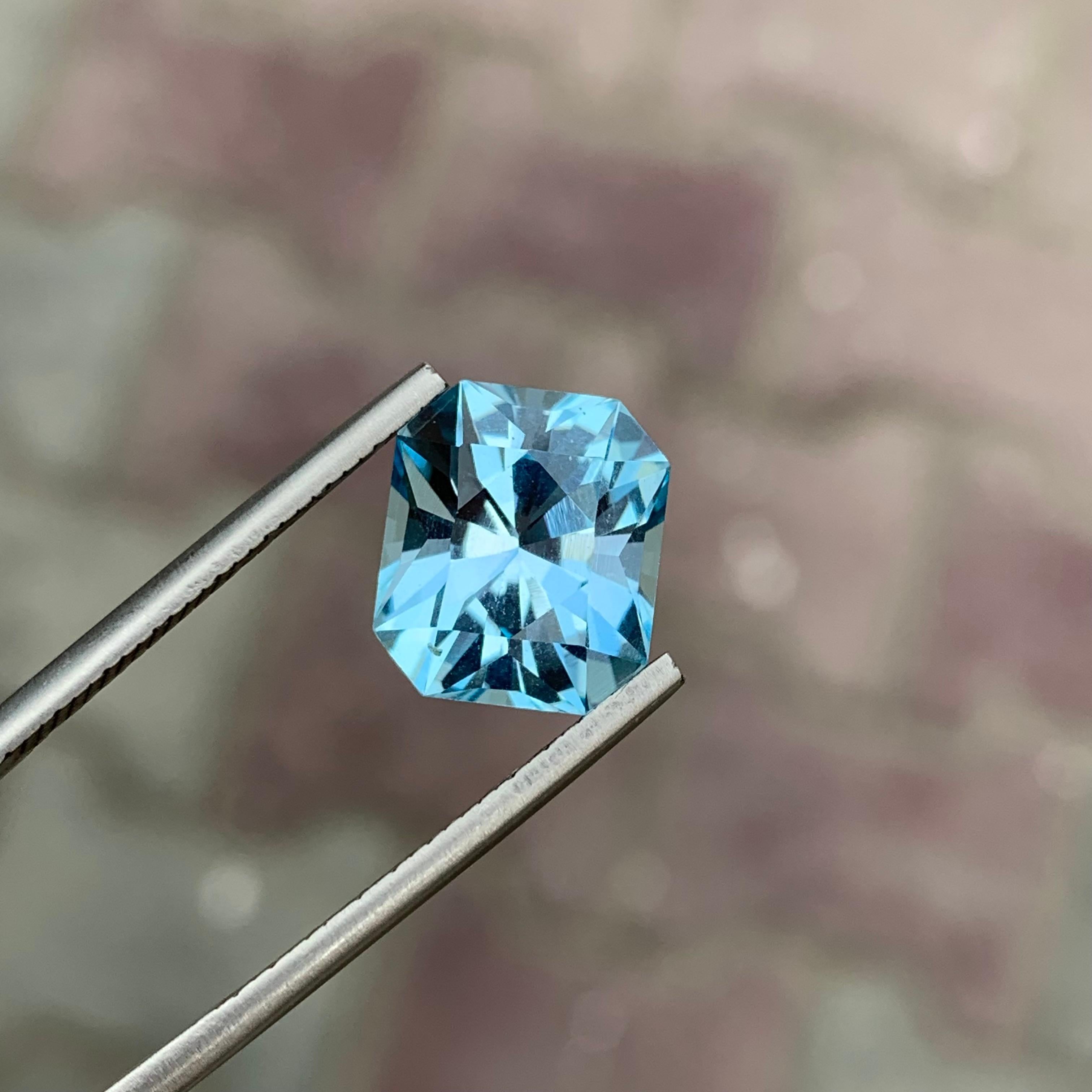 Magnifique topaze bleue non sertie de 6,70 carats, de taille fantaisie, provenant d'une mine brésilienne en vente 3