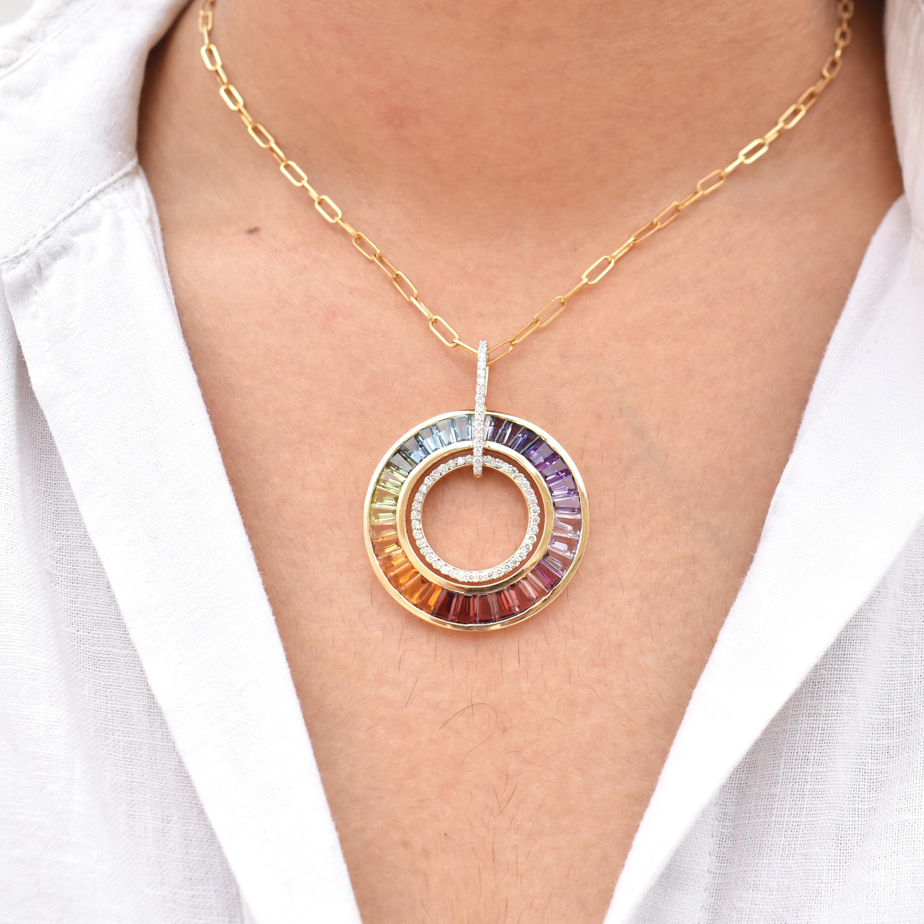 6,70 Carati Multicolor Rainbow Taper Baguette Cut Channel Set Diamond Circle 14K Gold Necklace. 
Celebra il colore, l'equilibrio e la brillantezza con questo squisito ciondolo a forma di cerchio arcobaleno, un vero e proprio capolavoro di design