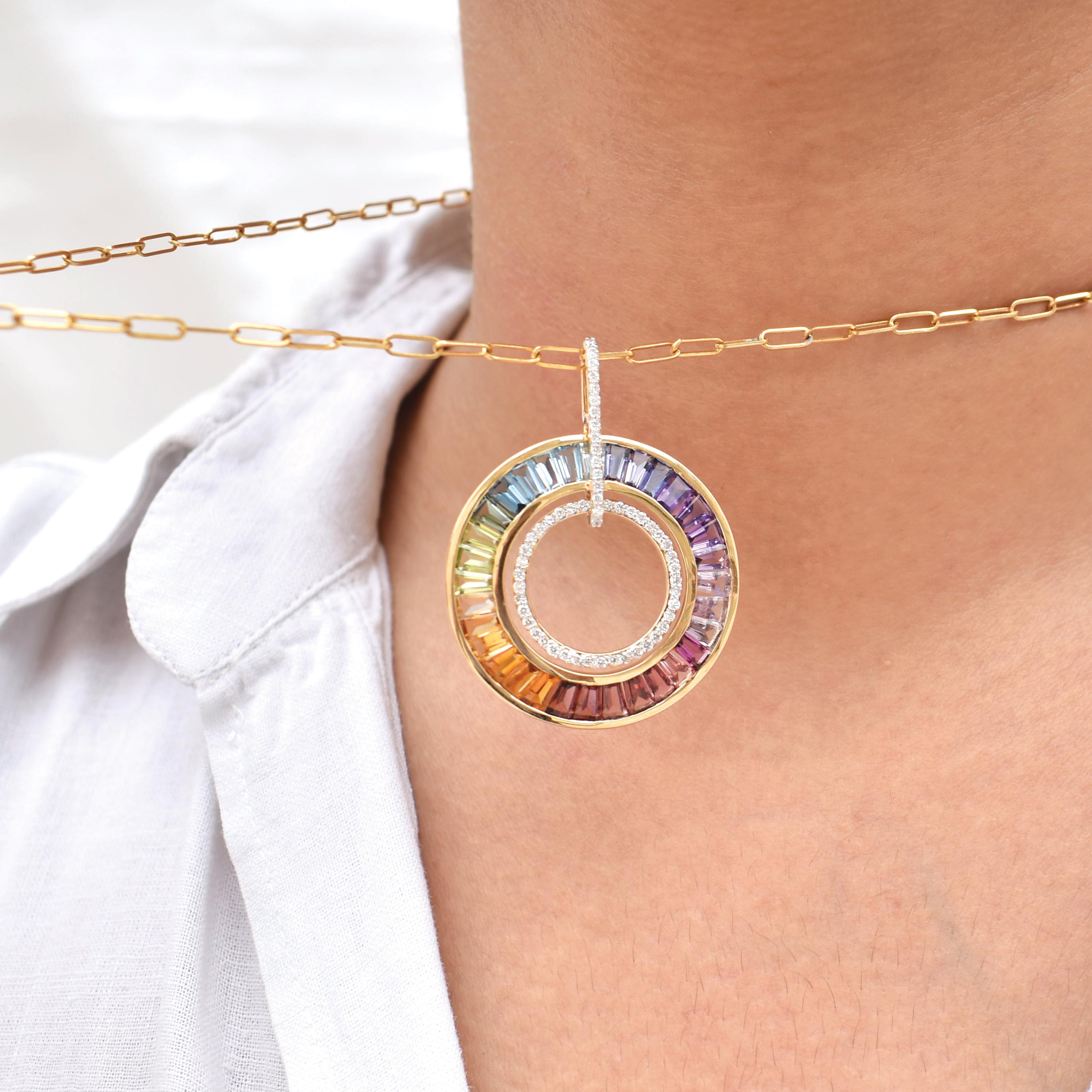 Contemporaneo 6,70 Carati Multicolor Rainbow Baguette Cut Diamond Circle Collana in oro in vendita