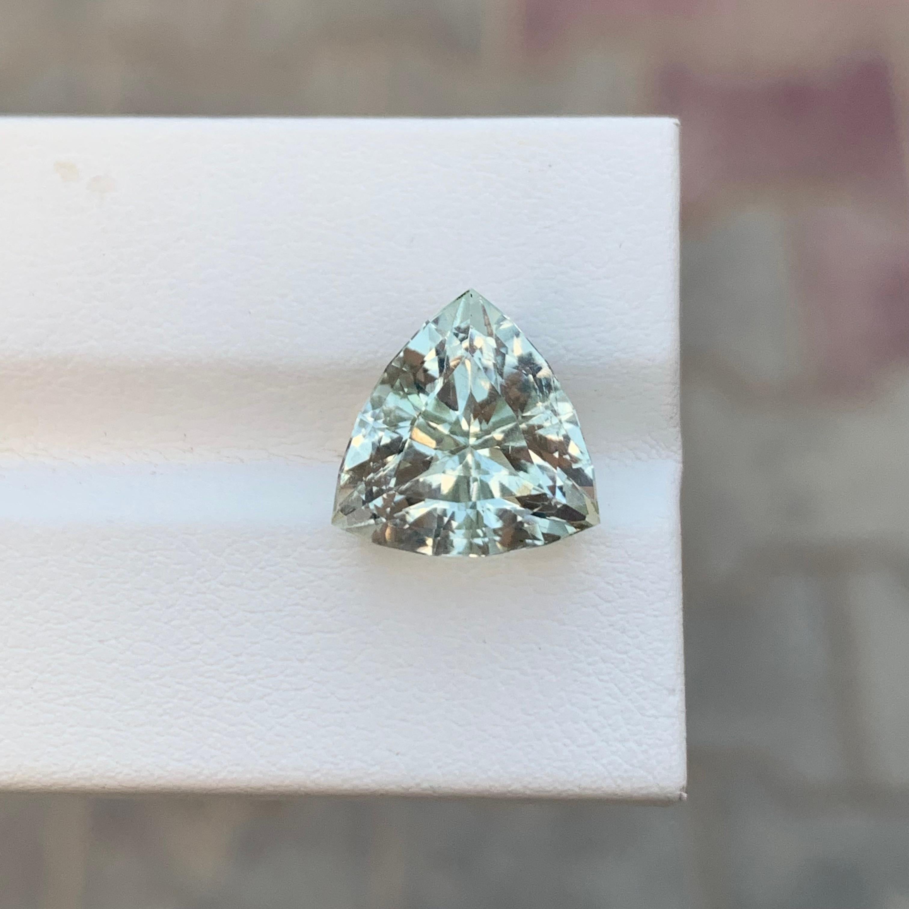 6.70 Carat Natural Loose Green Amethyst Trillion Shape Gemstone For Jewellery In New Condition For Sale In Peshawar, PK
