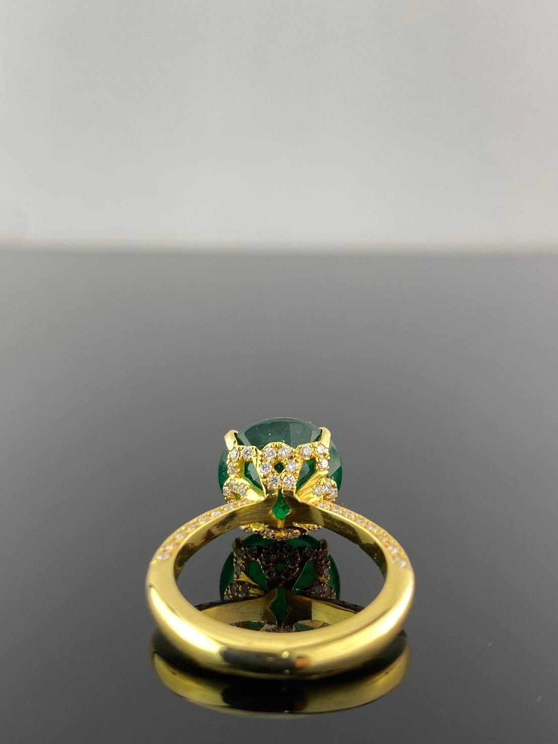 Einzigartiger Verlobungsring mit 6,70 Karat rundem sambischem Smaragd und 0,6 Karat weißem Diamant. Der natürliche Smaragd ist transparent, mit einem schönen Glanz und einer idealen lebendigen grünen Farbe. Der Ring hat derzeit die Größe US 7, kann