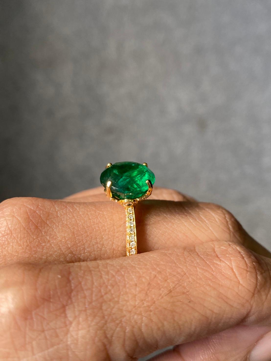 Verlobungsring mit 6,70 Karat rundem Smaragd und Diamant (Rundschliff) im Angebot