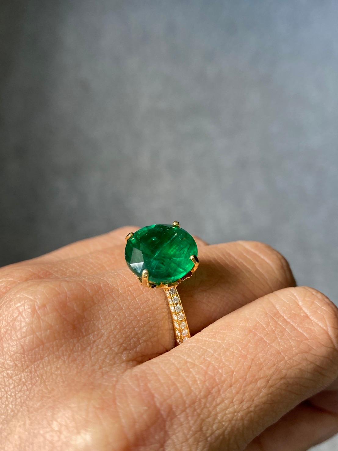 6.70 Carat Round Emerald and Diamond Engagement Ring In New Condition For Sale In Bangkok, Thailand