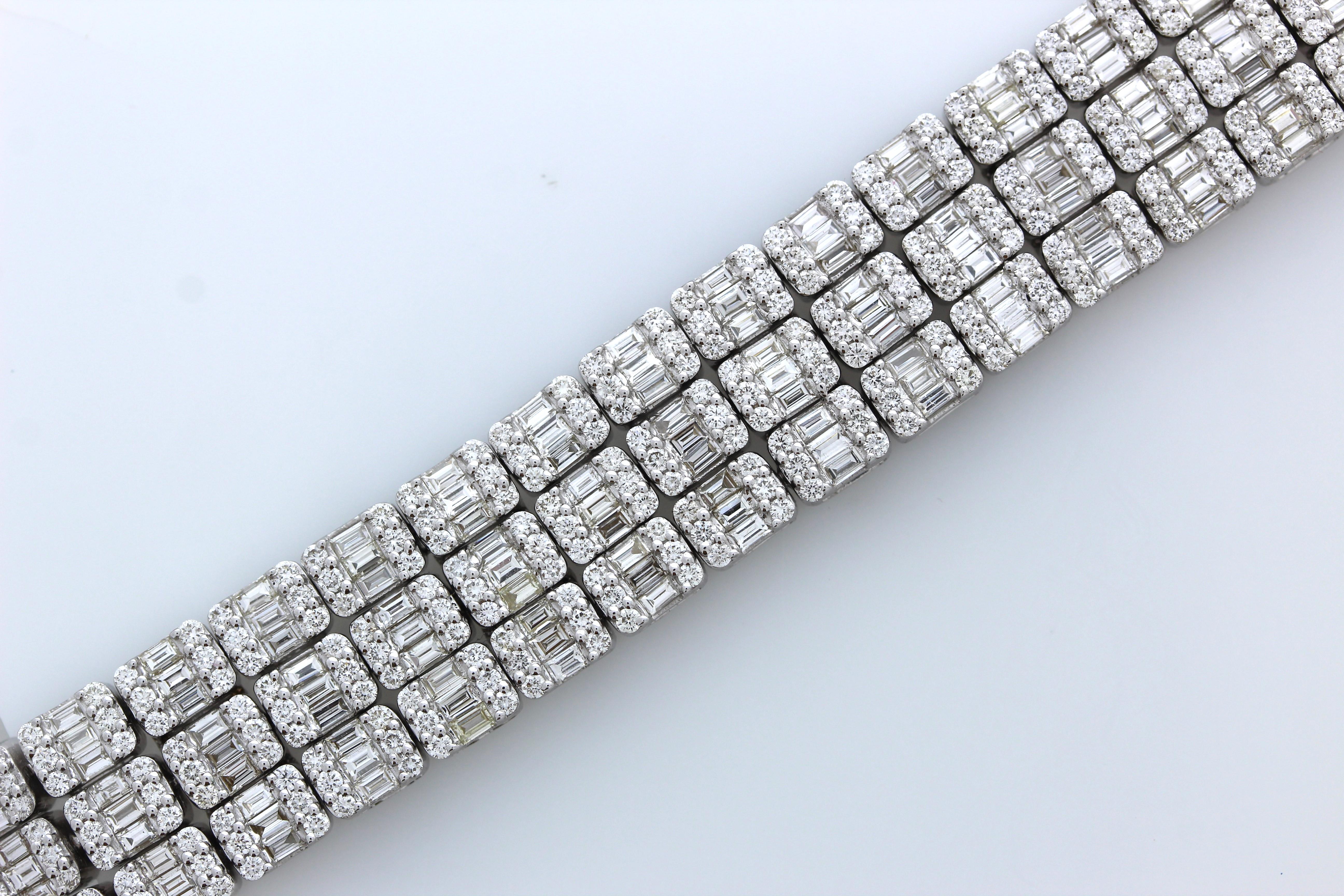 Dieses Diamantarmband besteht aus 12,00 Karat Baguette und runden, vollkommen natürlichen Diamanten. Sie sind in Größe, Farbe und Glanz aufeinander abgestimmt. Hergestellt aus 18 Karat Weißgold. Dieses schöne Diamantarmband lässt sich sicher