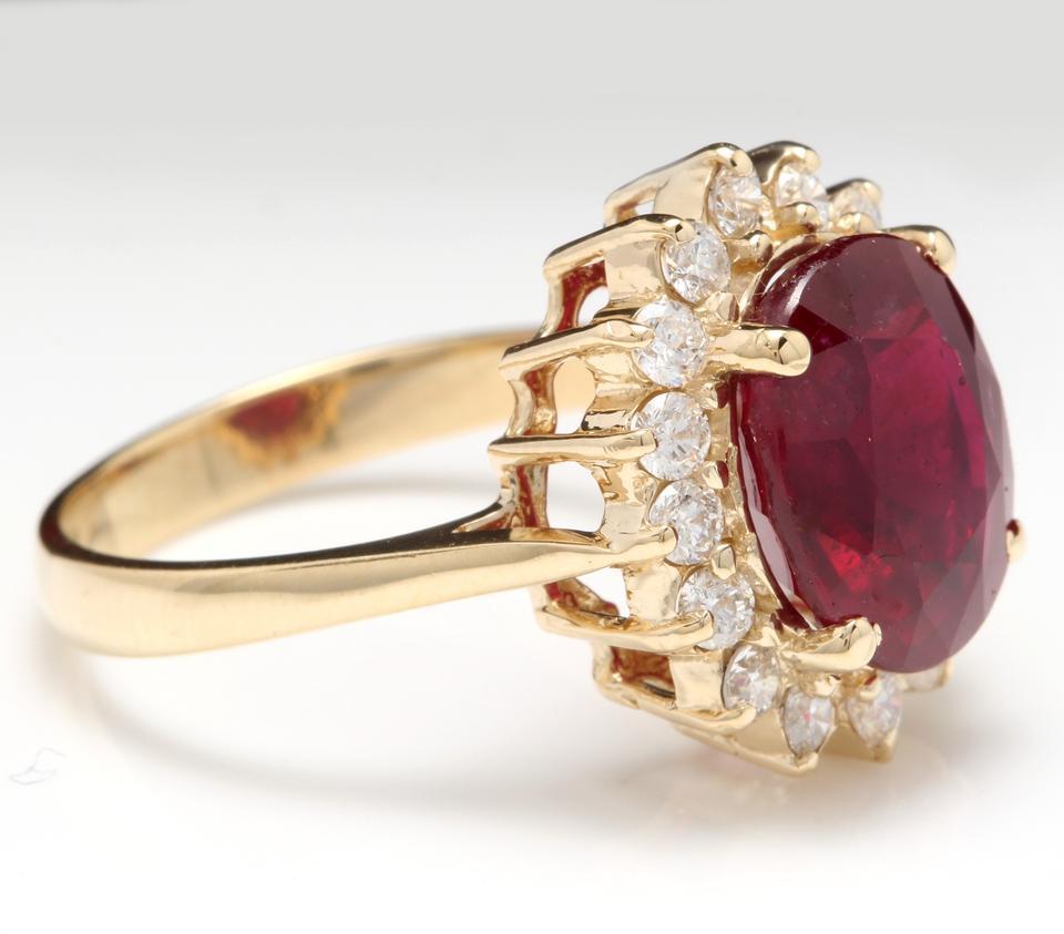 Mixed Cut 6.70 Carat Impressive Red Ruby and Natural Diamond 14 Karat Yellow Gold Ring For Sale