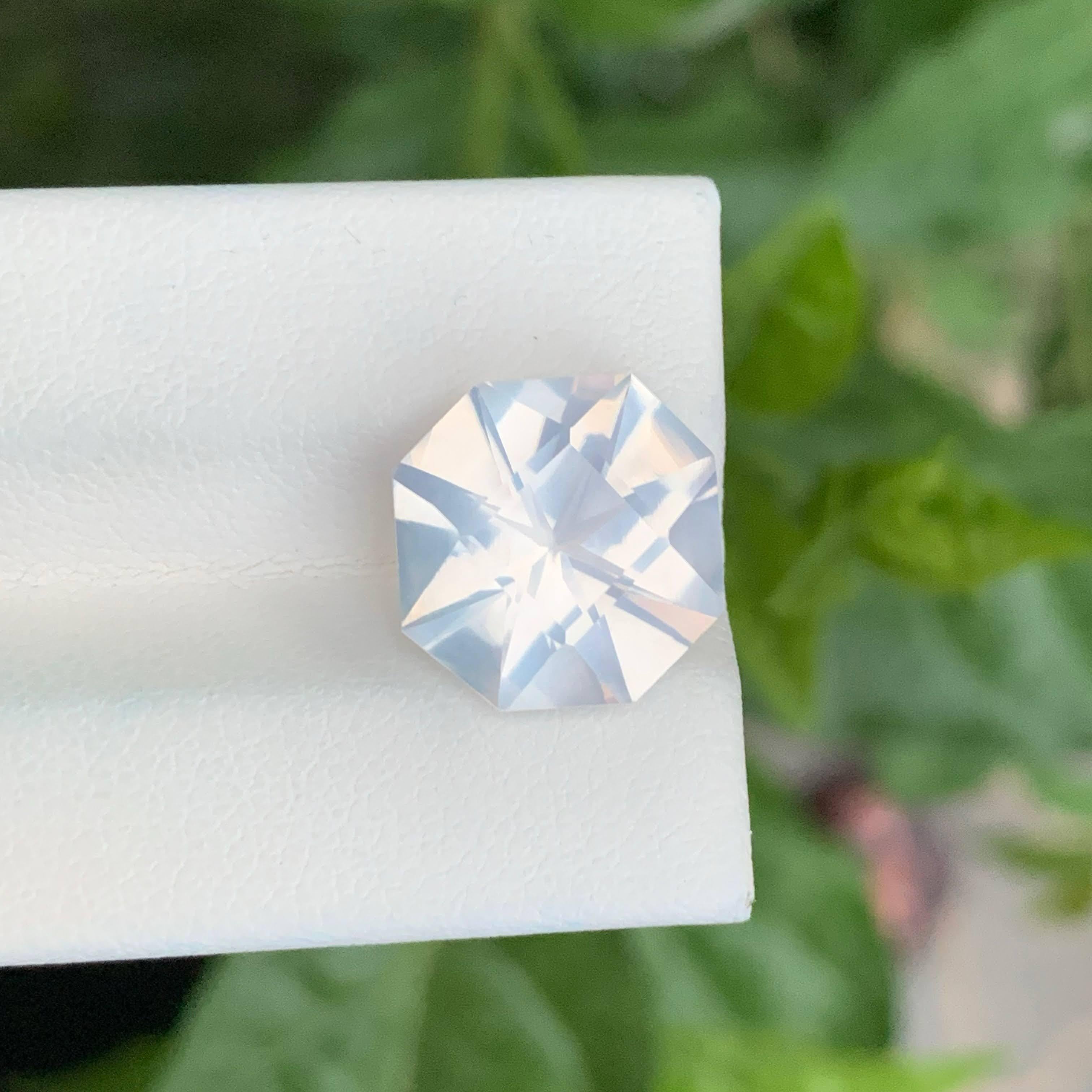 Moderne 6.70 carats Milky Quartz Stone Faceted Natural African Gemstone (pierre à facettes en quartz laiteux) en vente