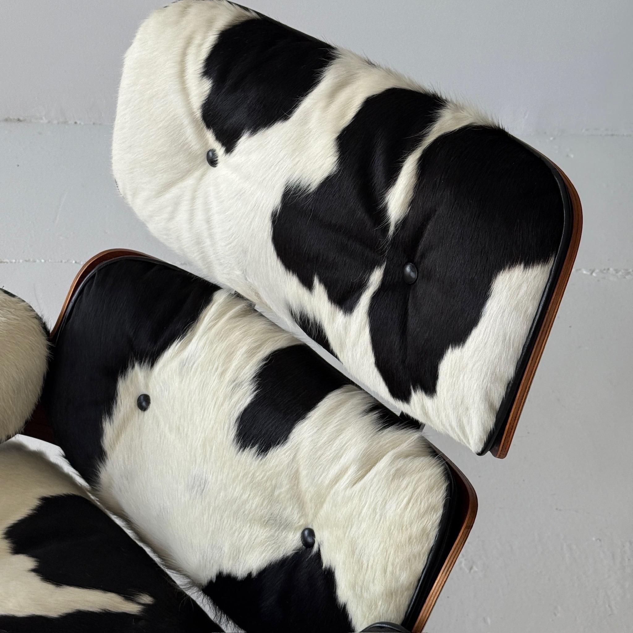 Mid-Century Modern 670 Lounge Chair en peau de vache par Charles and Ray Eames pour Herman Miller en vente
