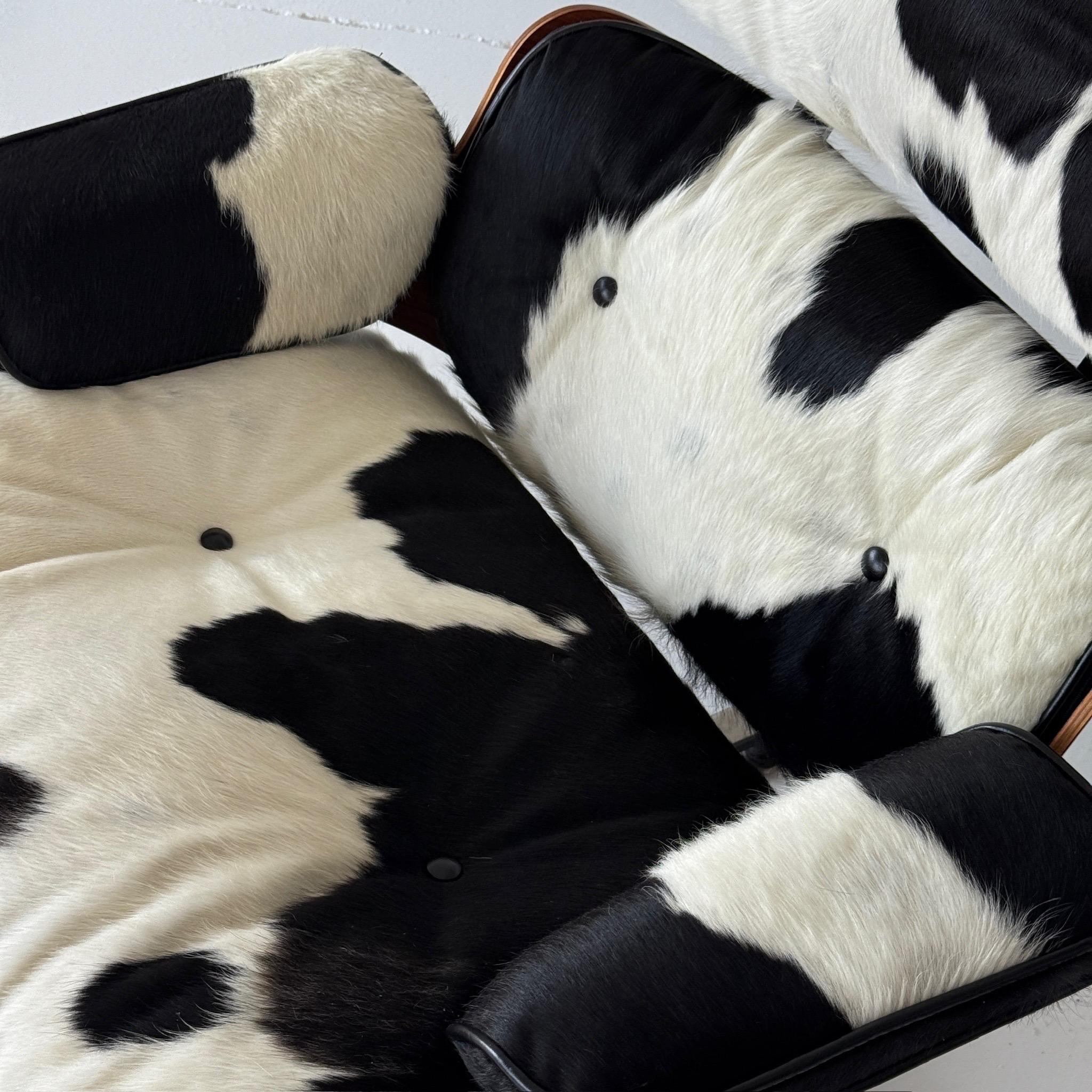 Américain 670 Lounge Chair en peau de vache par Charles and Ray Eames pour Herman Miller en vente