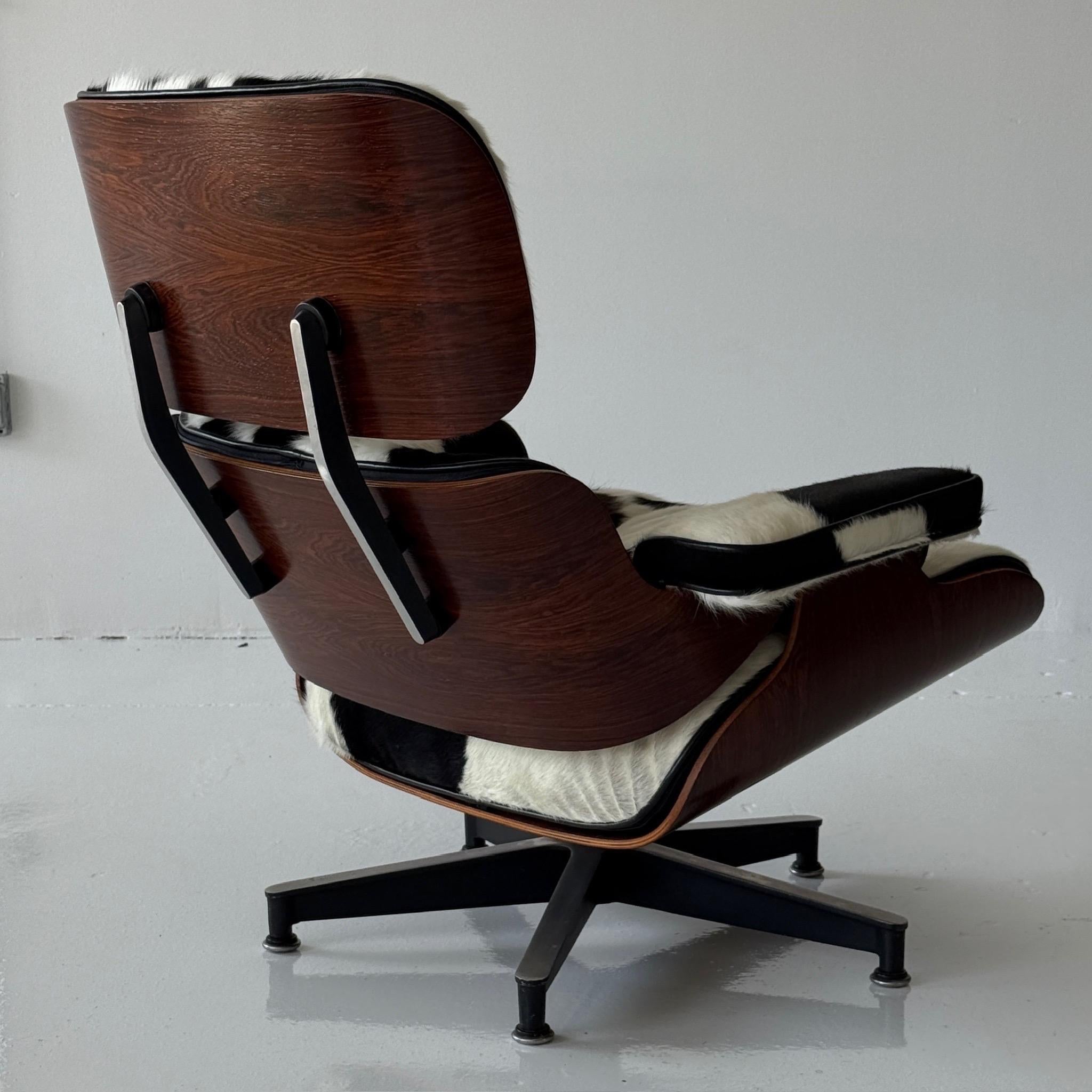 Autre 670 Lounge Chair en peau de vache par Charles and Ray Eames pour Herman Miller en vente