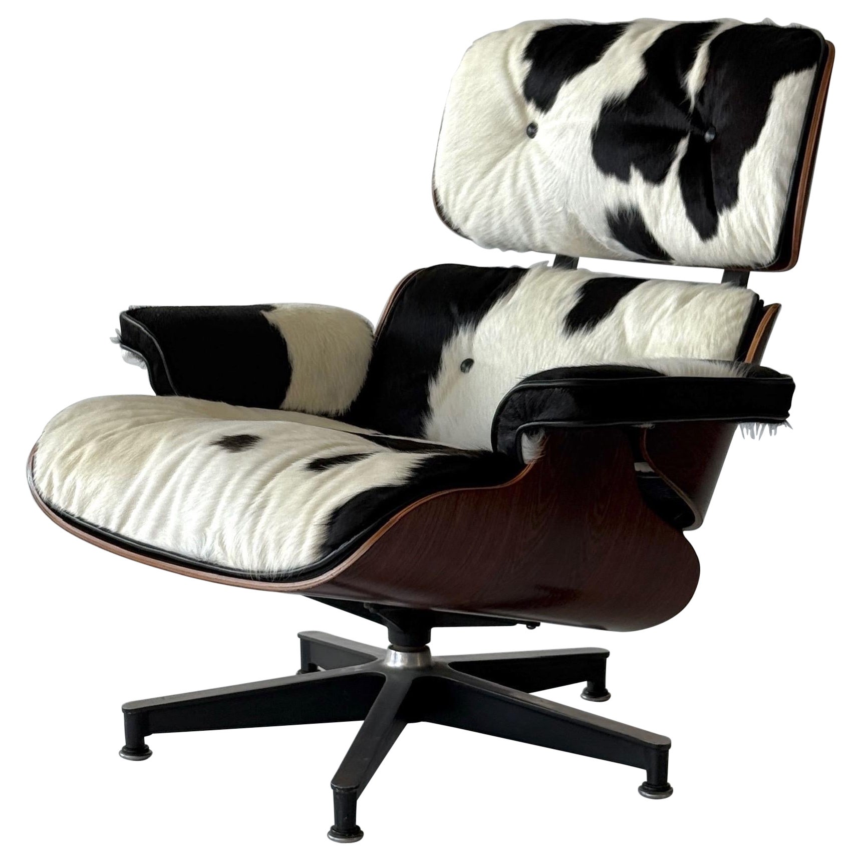 670 Lounge Chair en peau de vache par Charles and Ray Eames pour Herman Miller en vente
