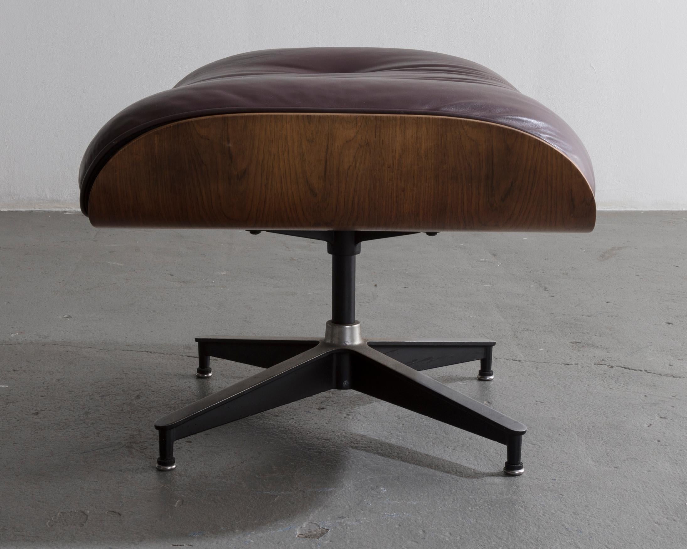 670 Lounge Chair & Ottoman in Rosewood & Leather by Charles and Ray Eames, 1958 3