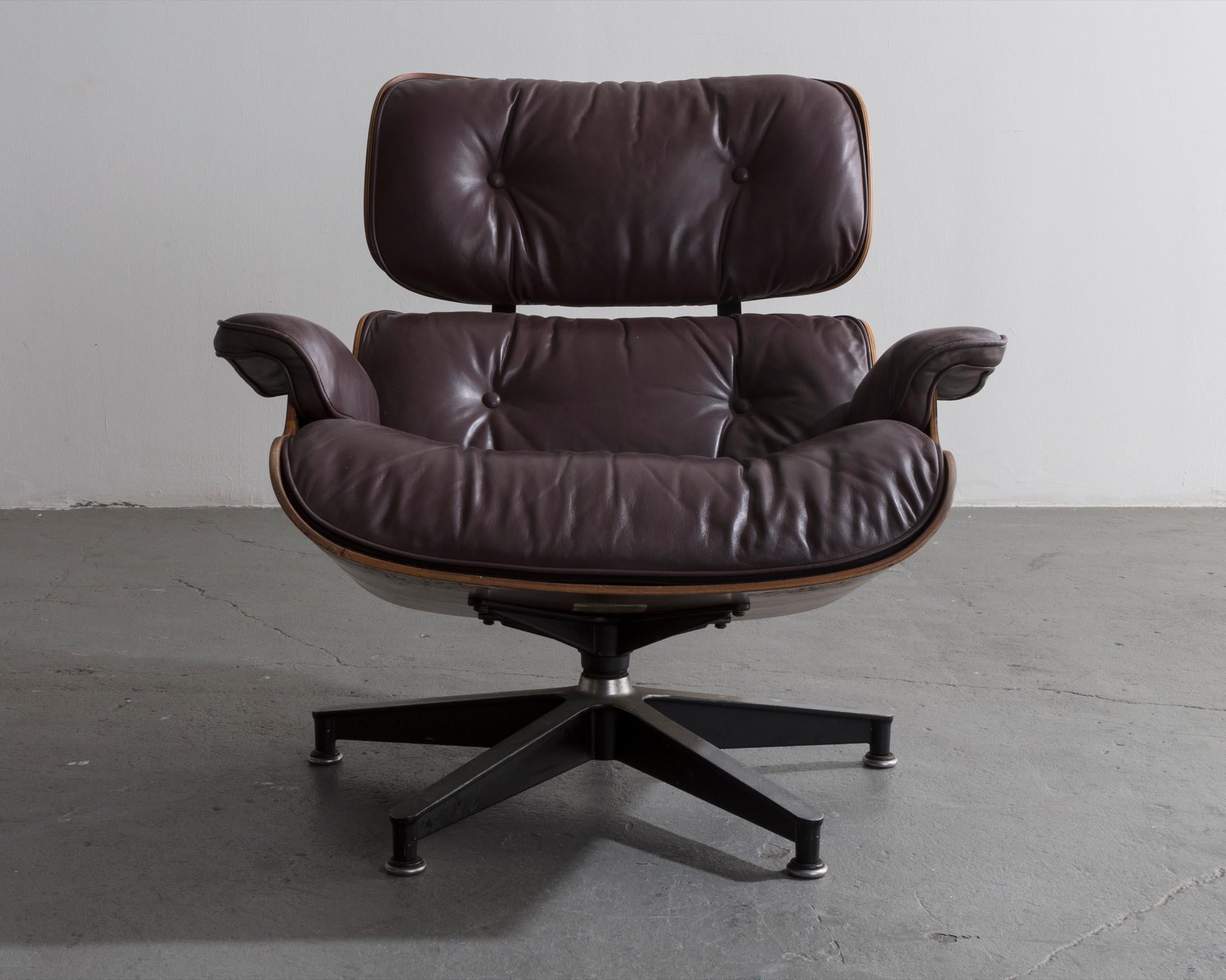 670 lounge chair and ottoman in rosewood with aubergine leather upholstery. Designed by Charles and Ray Eames for Herman Miller, USA, 1958.
   