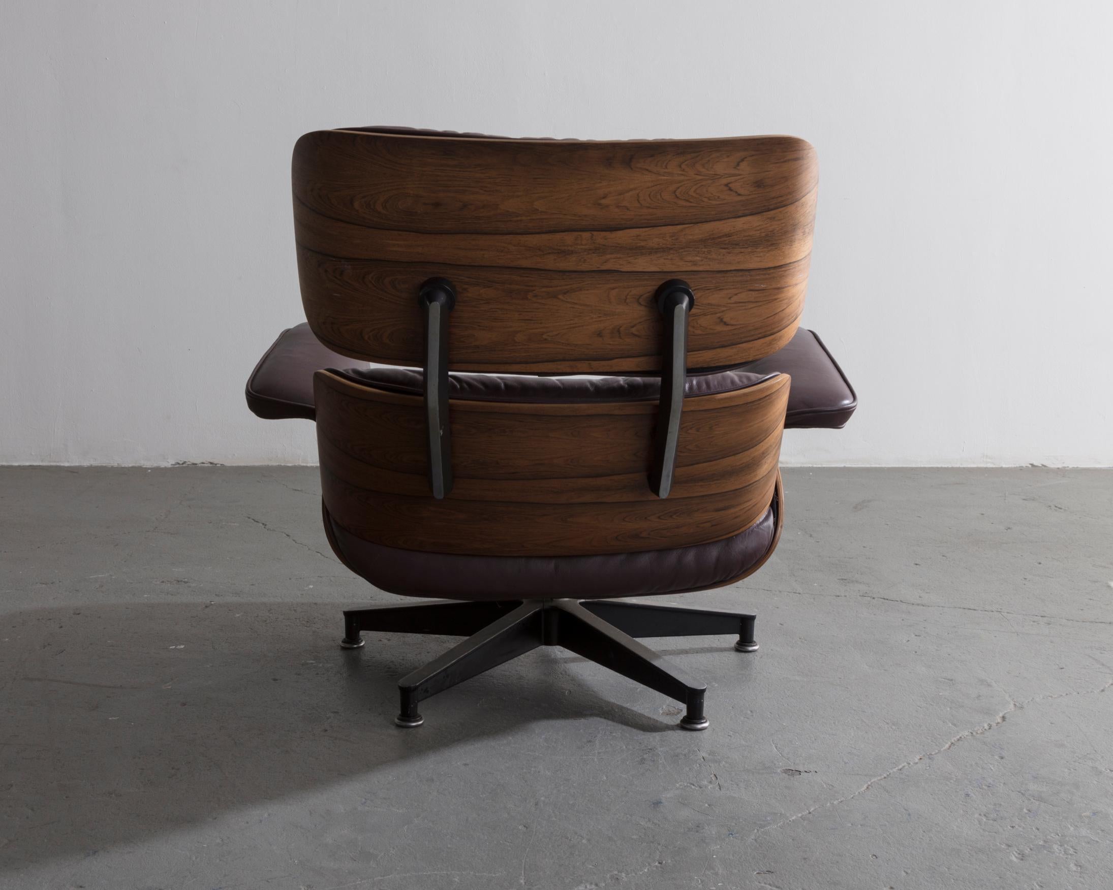 670 Lounge Chair & Ottoman in Rosewood & Leather by Charles and Ray Eames, 1958 In Fair Condition In New York, NY