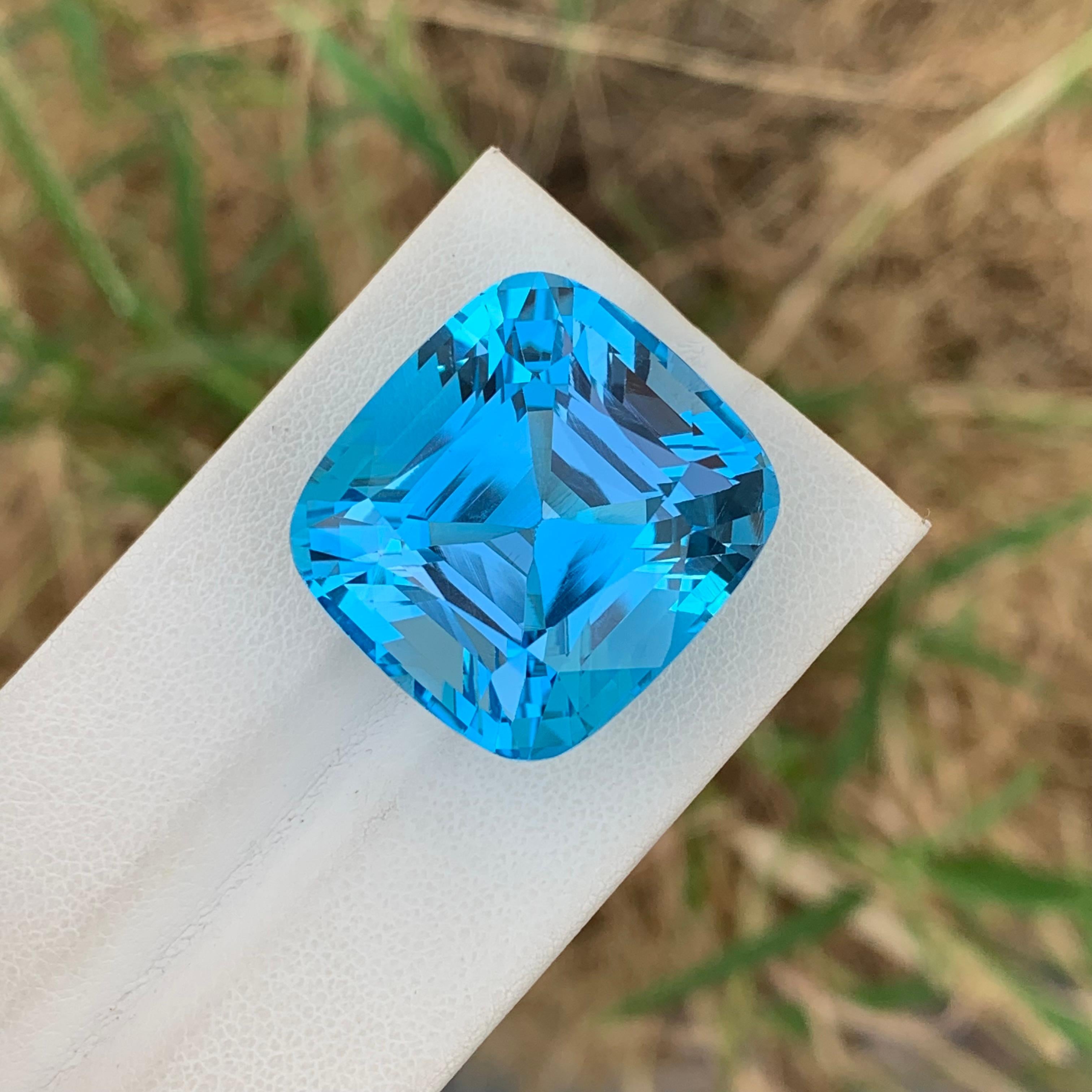 Arts and Crafts Enorme pietra preziosa a forma di cuscino di Topazio Blu sfuso da 67,00 carati in vendita