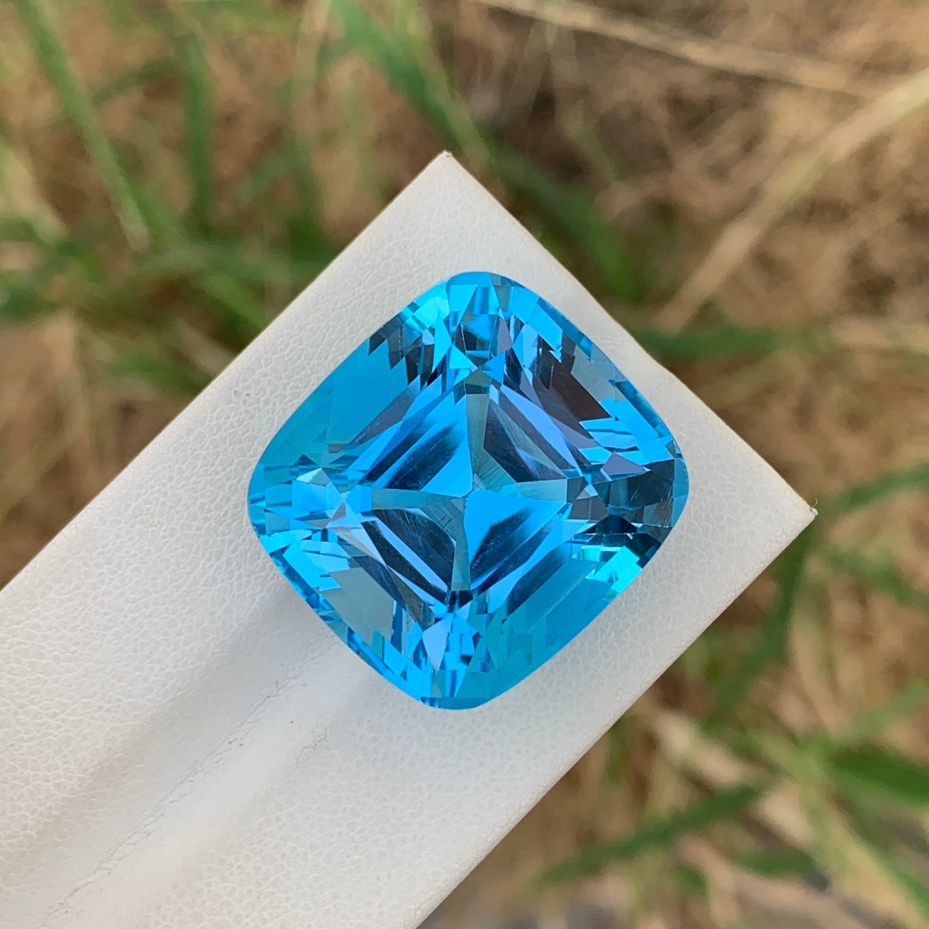 Taglio cuscino Enorme pietra preziosa a forma di cuscino di Topazio Blu sfuso da 67,00 carati in vendita