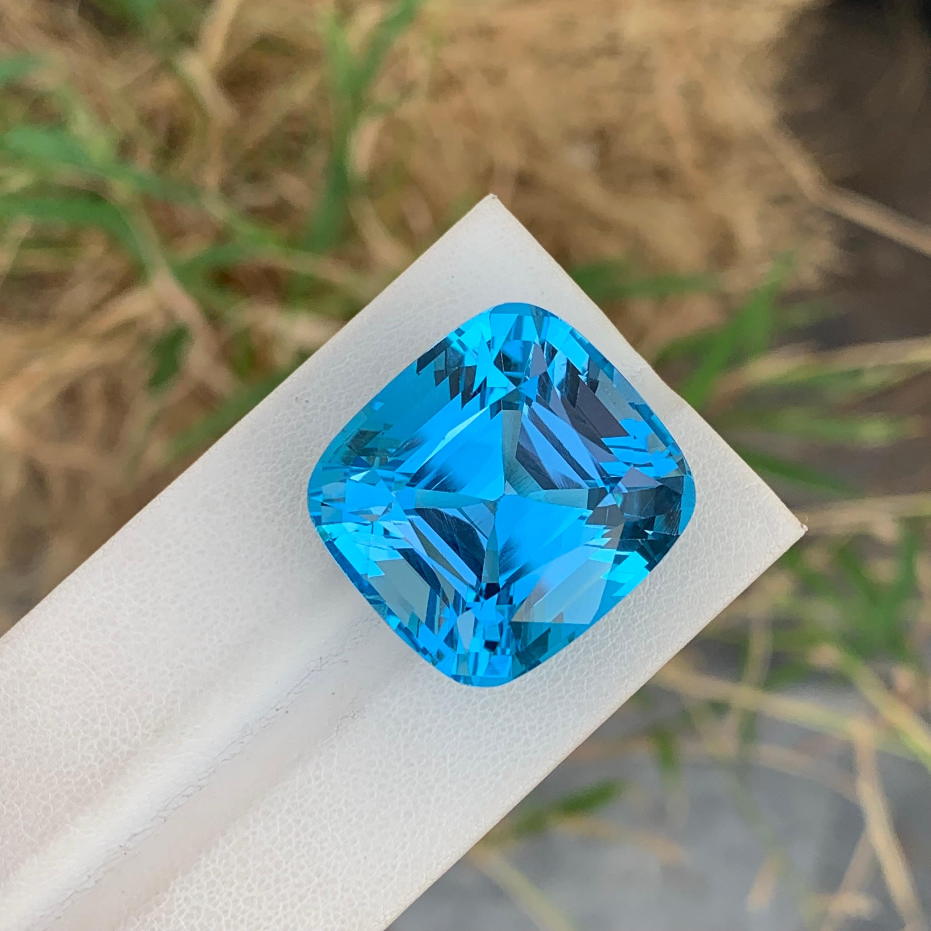 Enorme pietra preziosa a forma di cuscino di Topazio Blu sfuso da 67,00 carati in vendita 1