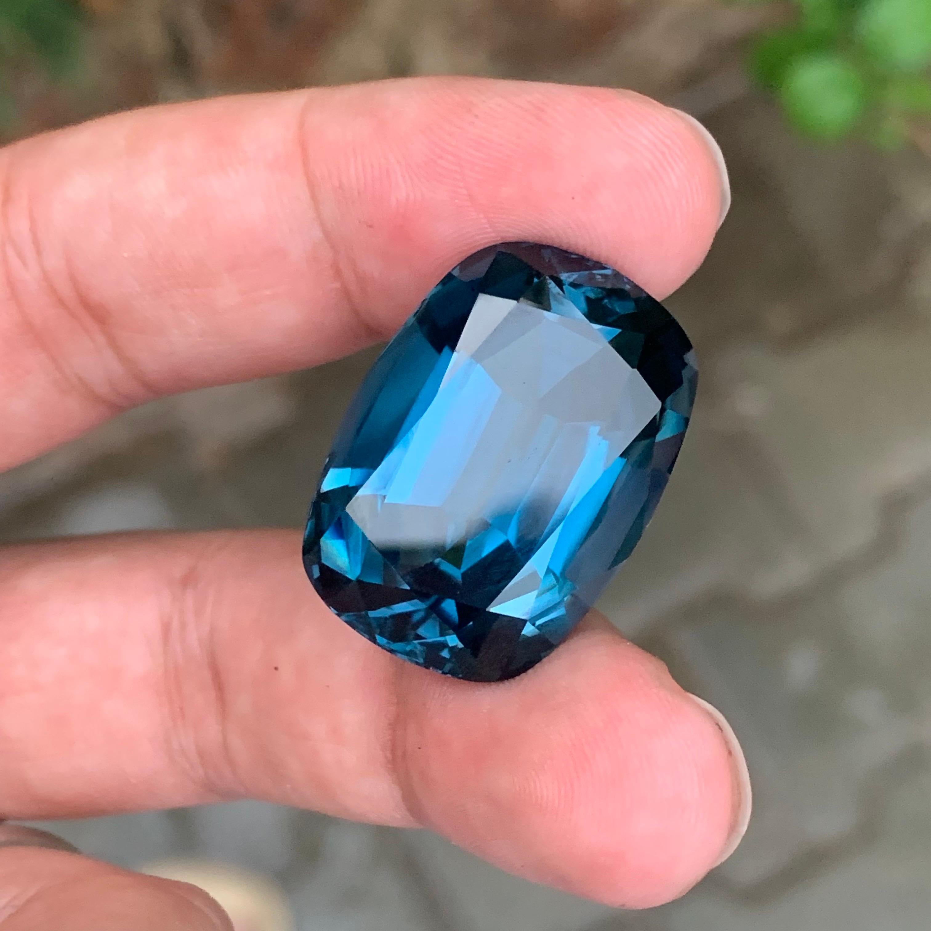 Pierre précieuse naturelle non sertie de 67.05 carats, topaze bleue de Londres en forme de coussin en vente 8