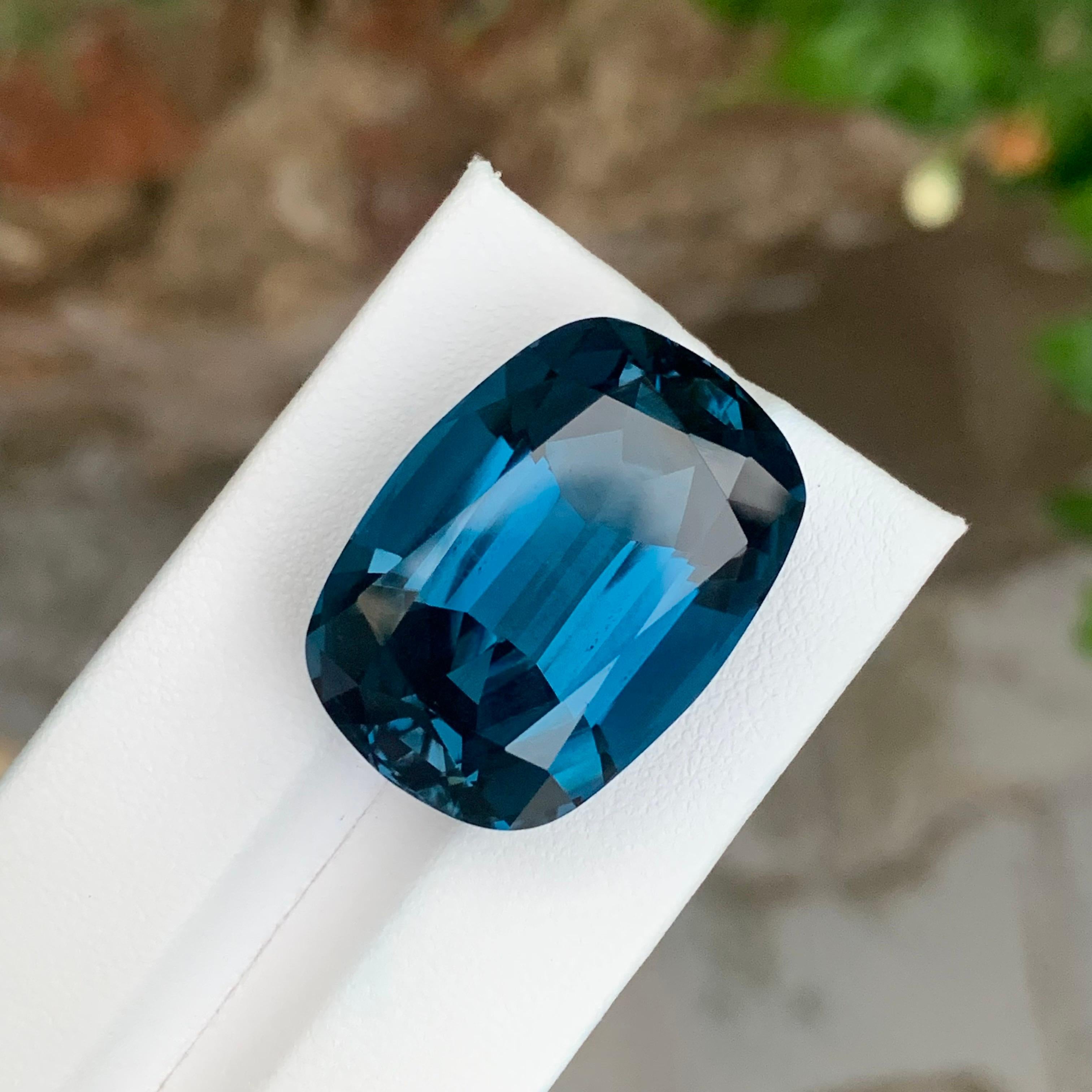 Arts and Crafts Pierre précieuse naturelle non sertie de 67.05 carats, topaze bleue de Londres en forme de coussin en vente