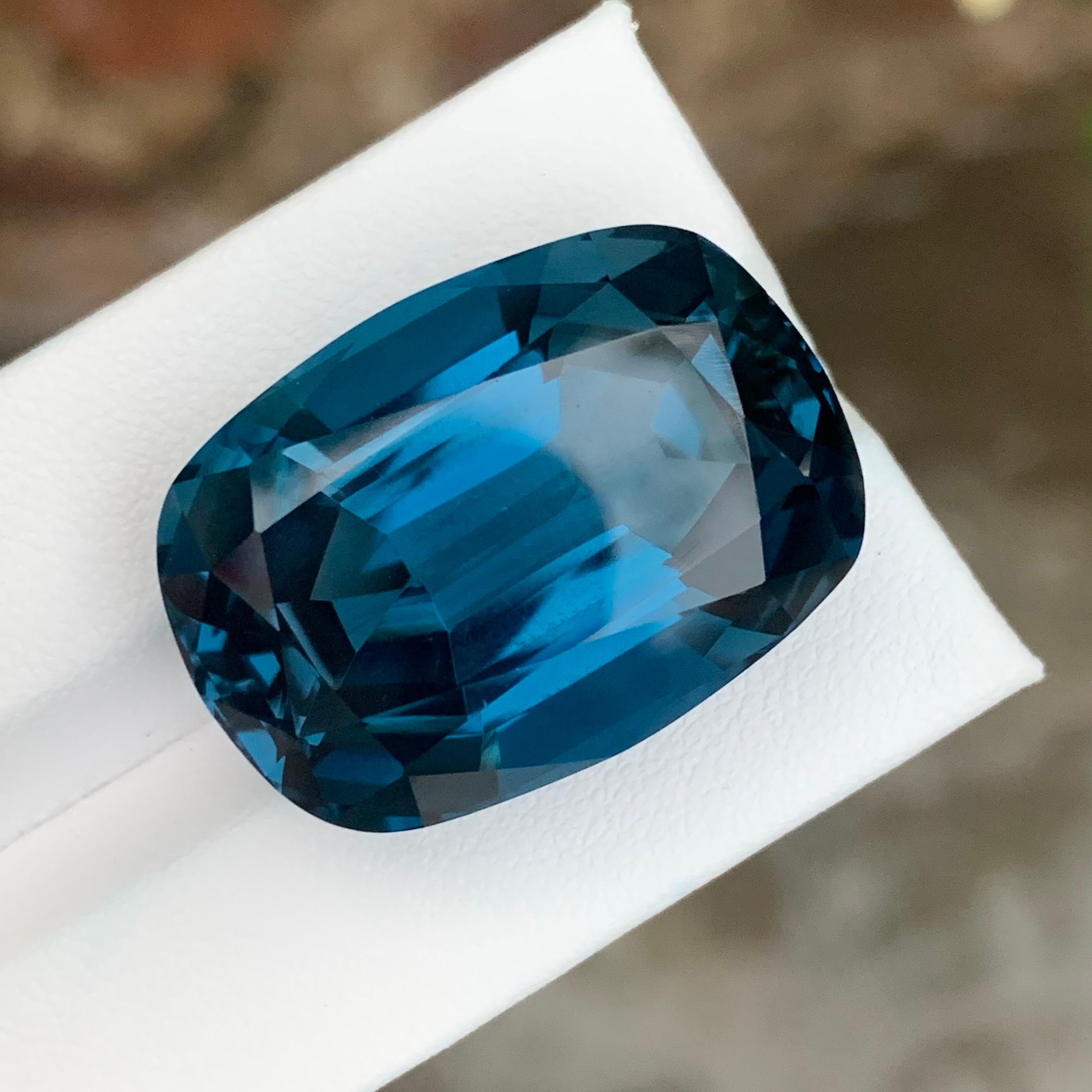 Pierre précieuse naturelle non sertie de 67.05 carats, topaze bleue de Londres en forme de coussin Neuf - En vente à Peshawar, PK