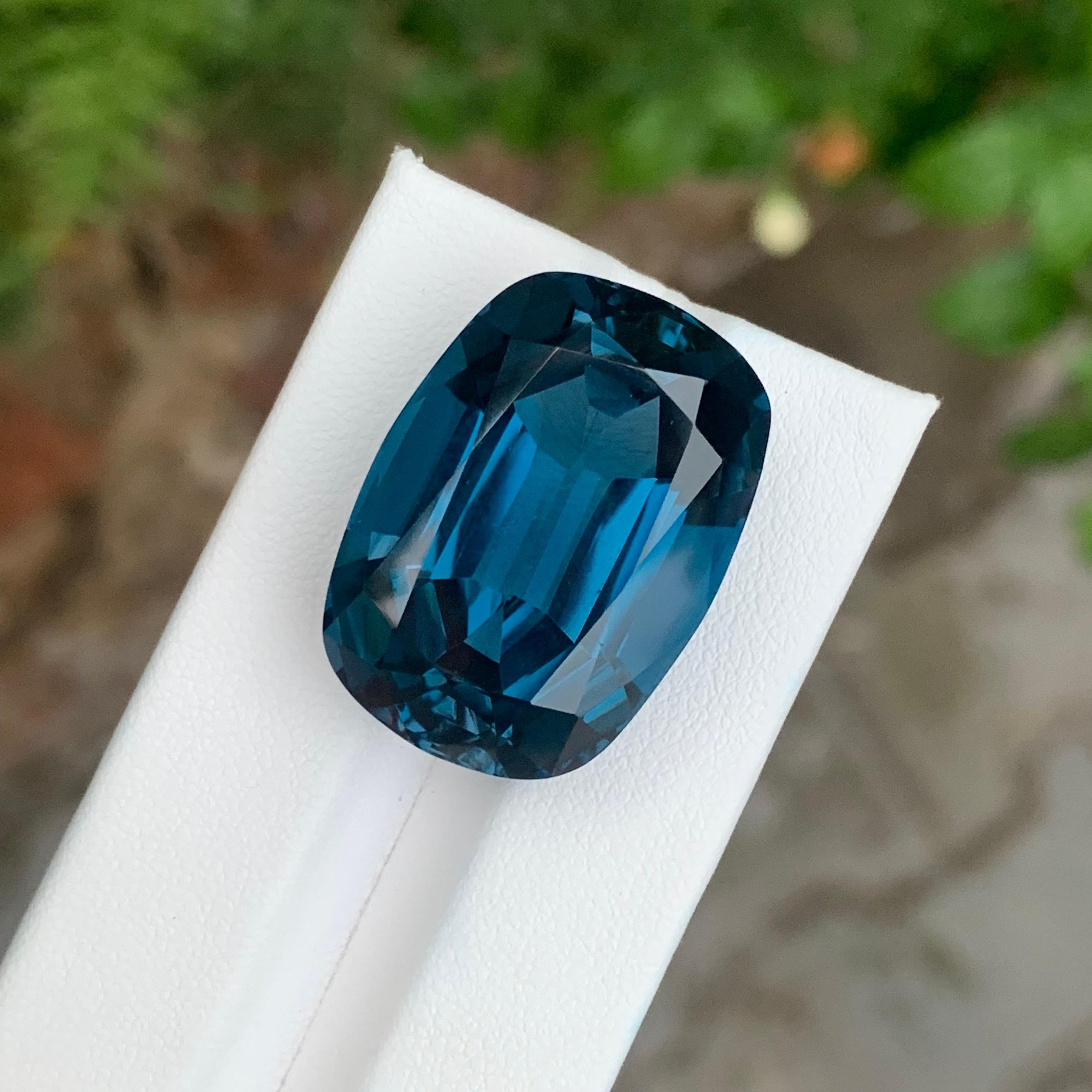 Pierre précieuse naturelle non sertie de 67.05 carats, topaze bleue de Londres en forme de coussin Unisexe en vente