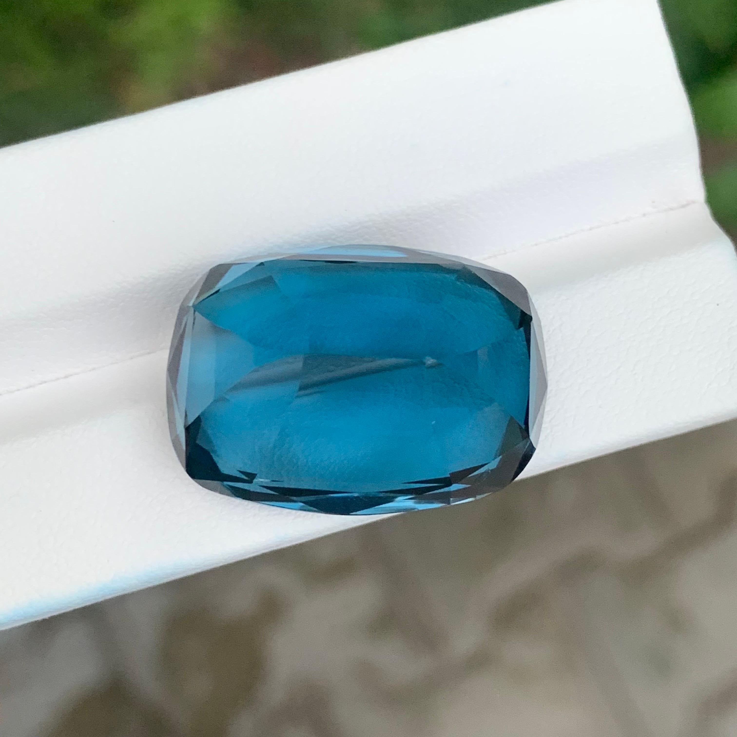 Pierre précieuse naturelle non sertie de 67.05 carats, topaze bleue de Londres en forme de coussin en vente 1