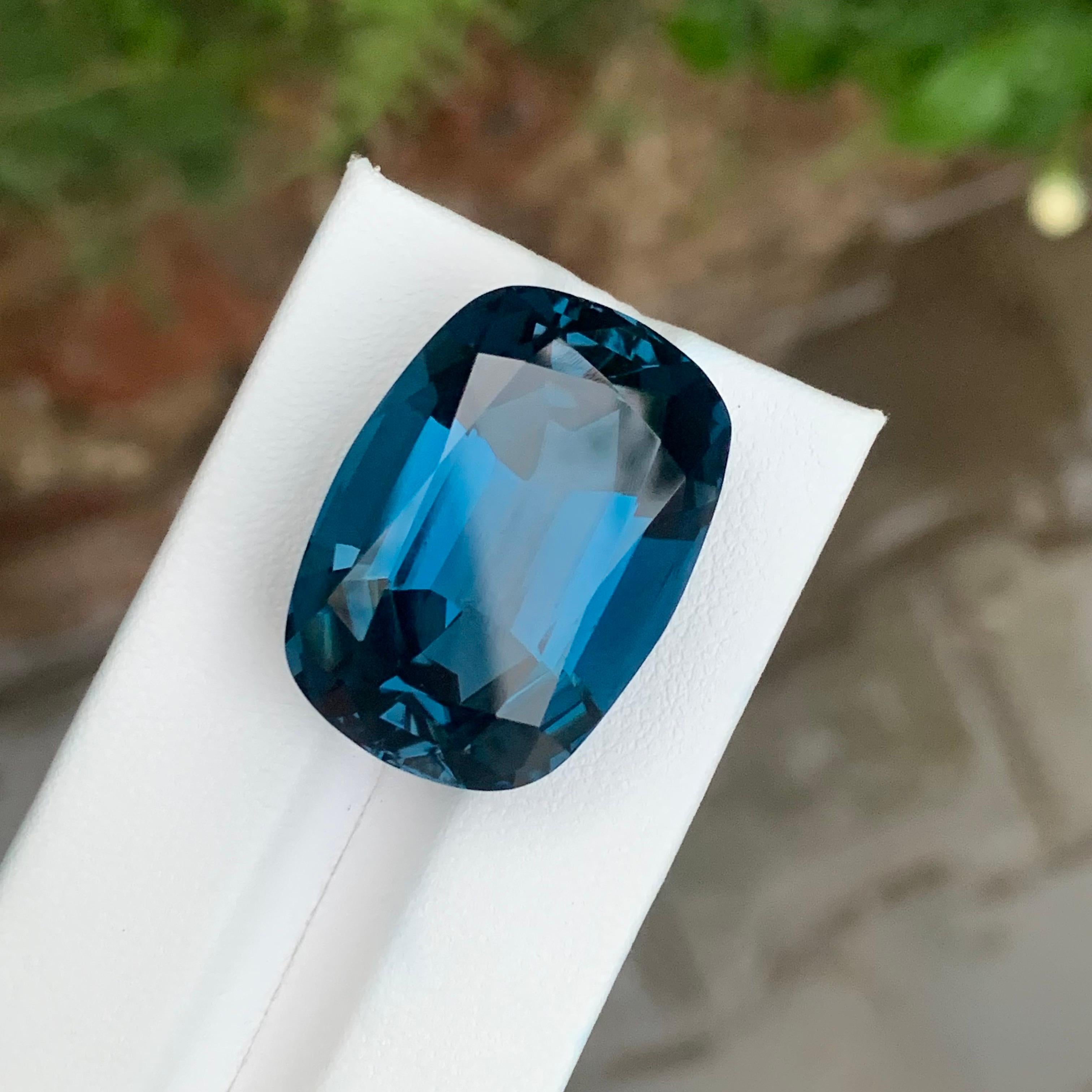 Pierre précieuse naturelle non sertie de 67.05 carats, topaze bleue de Londres en forme de coussin en vente 2