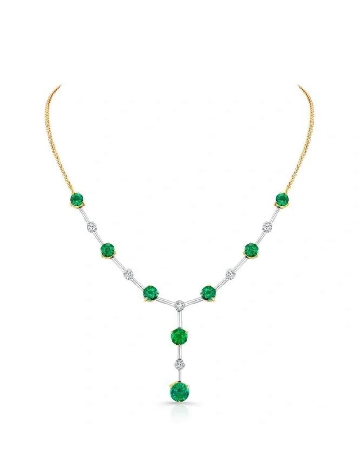 Contemporary 6.70ct round Emerald Necklace, featuring lily-cut diamonds in platinum. For Sale