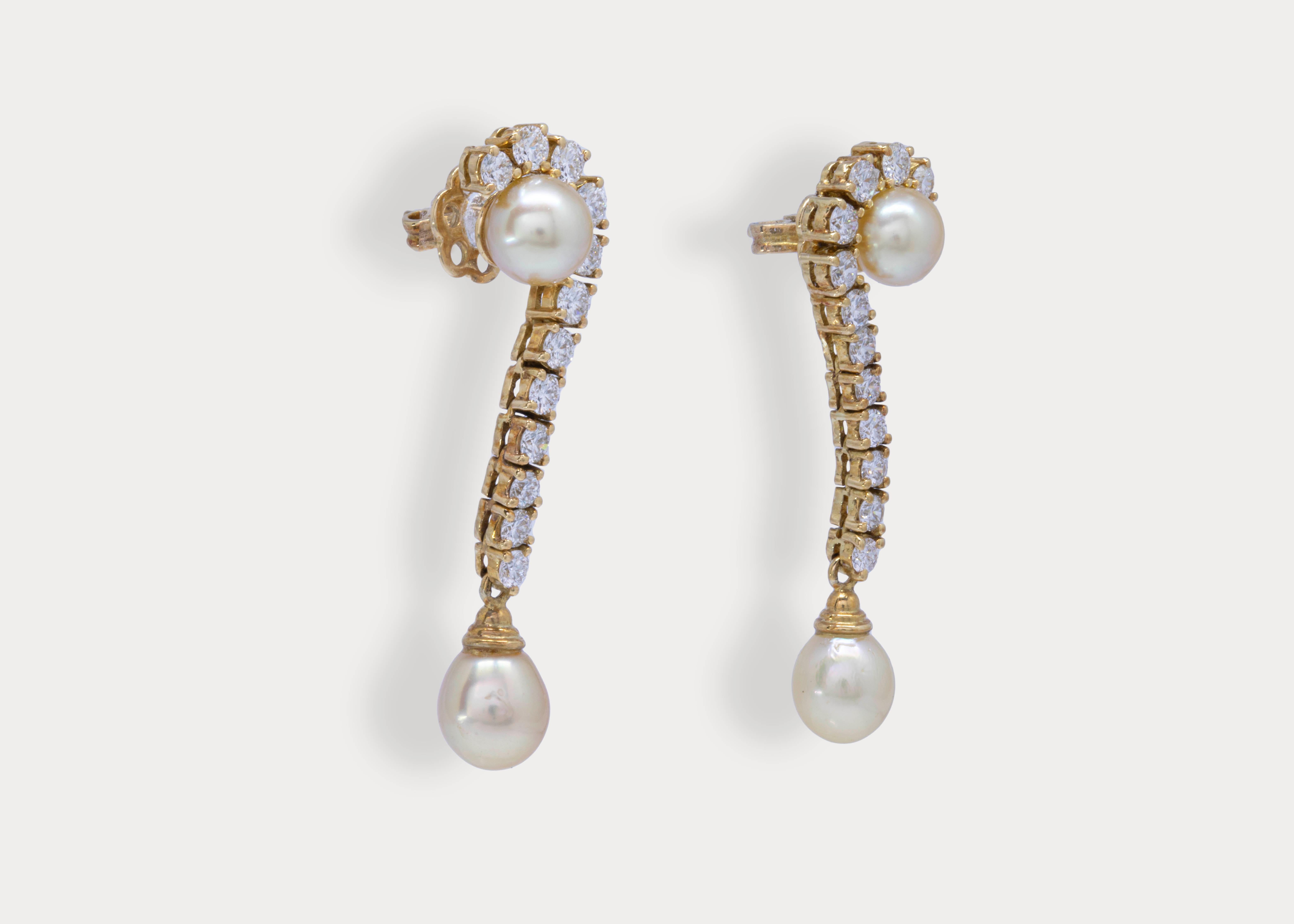 VS1 diamonds wrap around a pair of high luster Pinctada Radiata natural pearls.
2 near identical drops hang from these 18k yellow gold earrings.

*These earrings are one a kind.

Gold Weight: 5.2 g
Pearl Weight: 6.71 ct.
Diamond Weight: 1.3 ct.