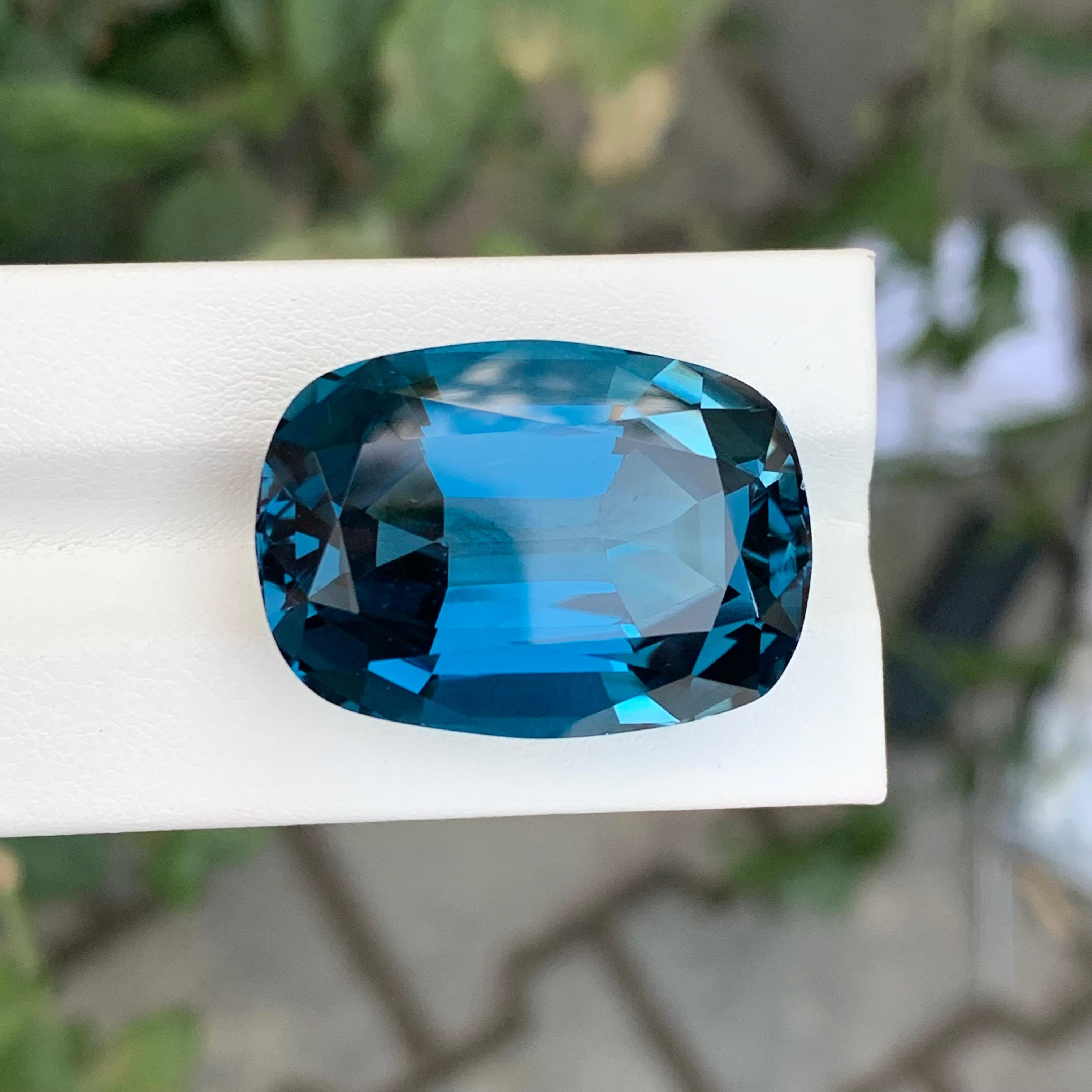 67,10 Carati di pietra preziosa sciolta di Topazio Blu di Londra a forma di cuscino lungo in vendita 4