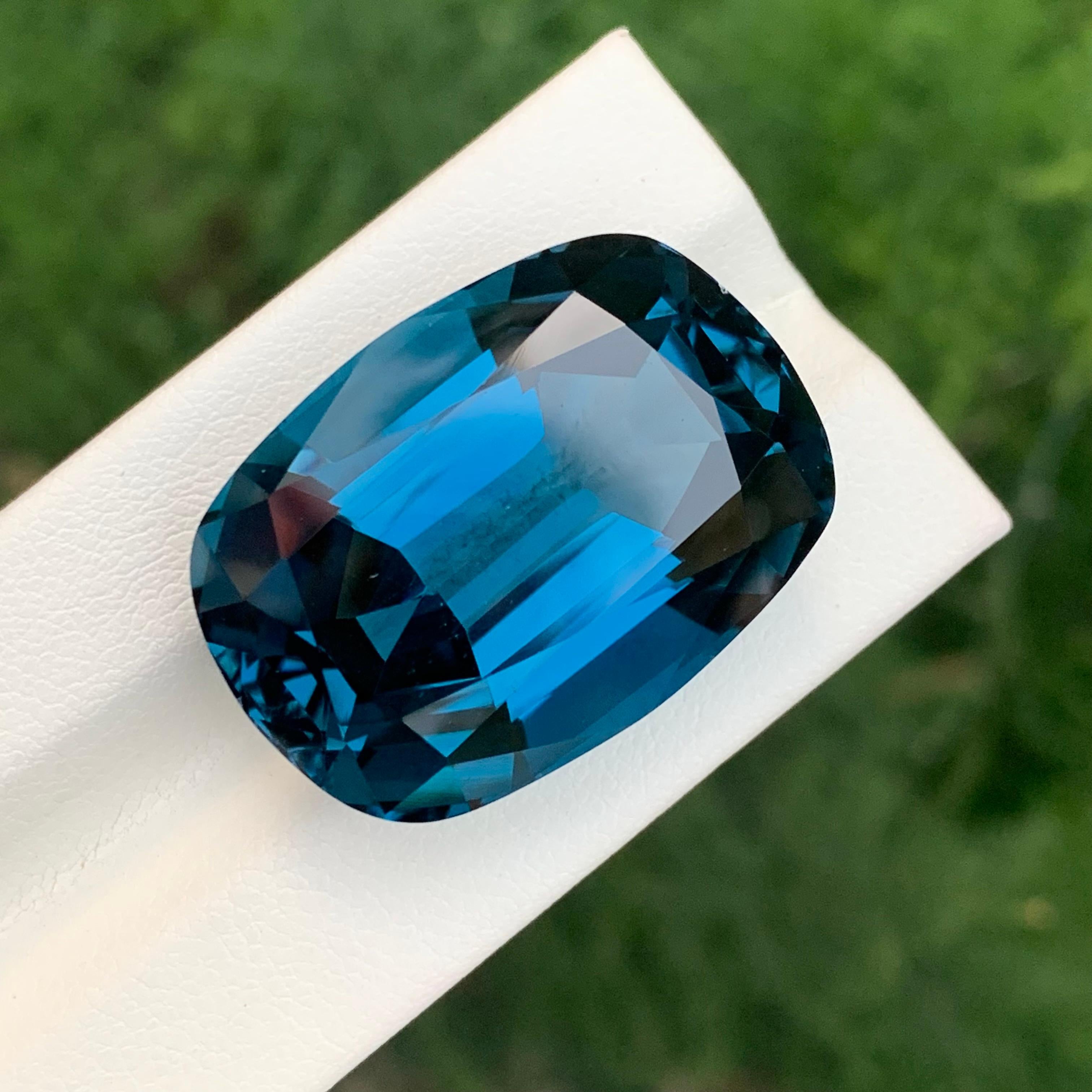 67,10 Carati di pietra preziosa sciolta di Topazio Blu di Londra a forma di cuscino lungo in vendita 5