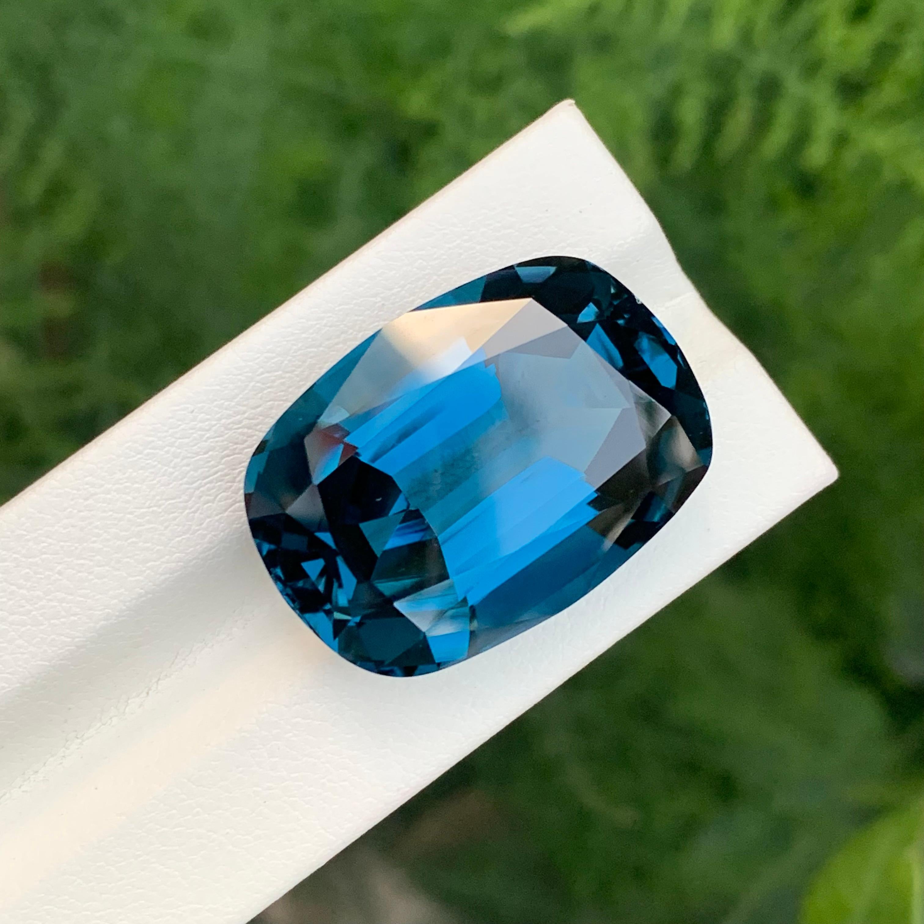 67,10 Carati di pietra preziosa sciolta di Topazio Blu di Londra a forma di cuscino lungo in vendita 6
