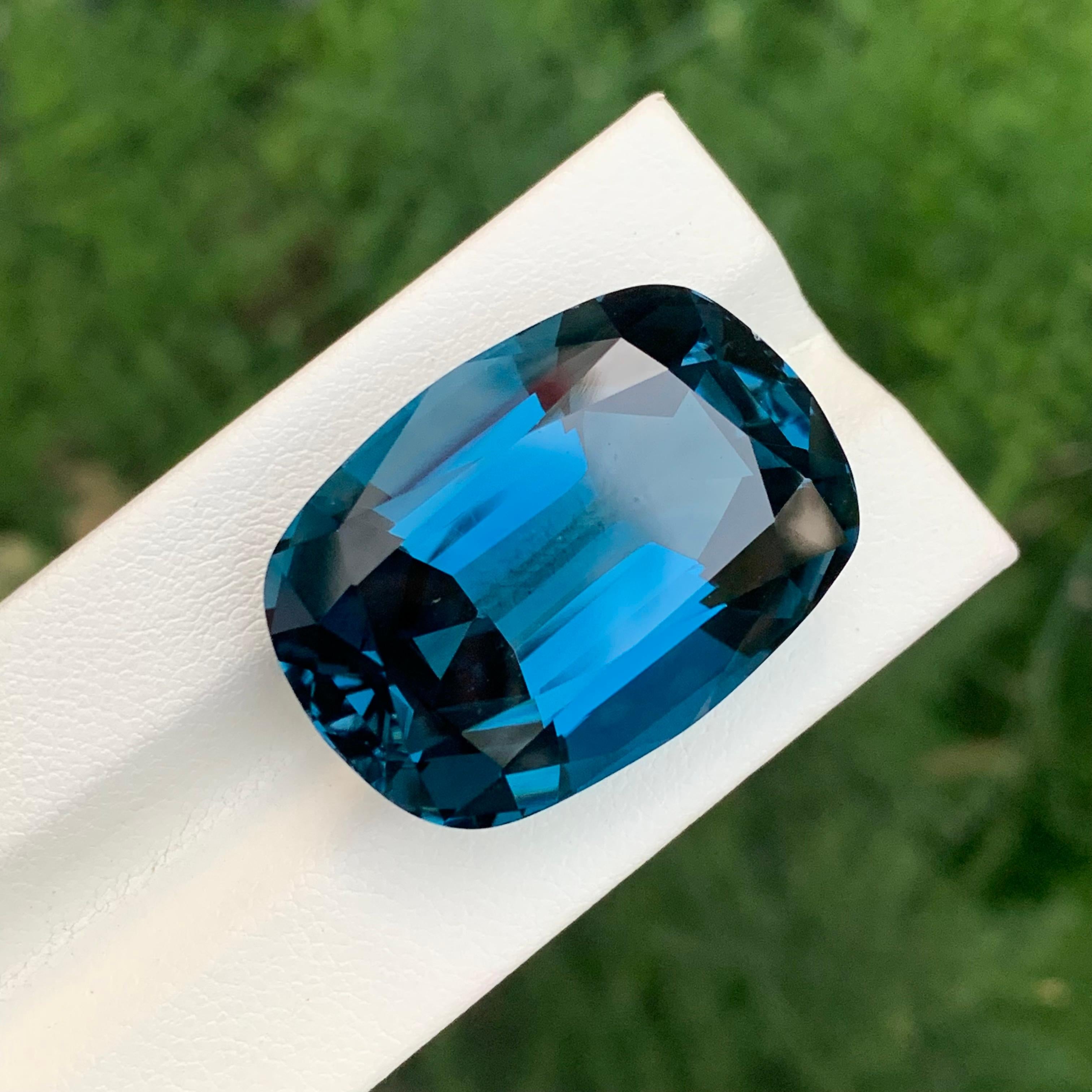 67,10 Carati di pietra preziosa sciolta di Topazio Blu di Londra a forma di cuscino lungo in vendita 7