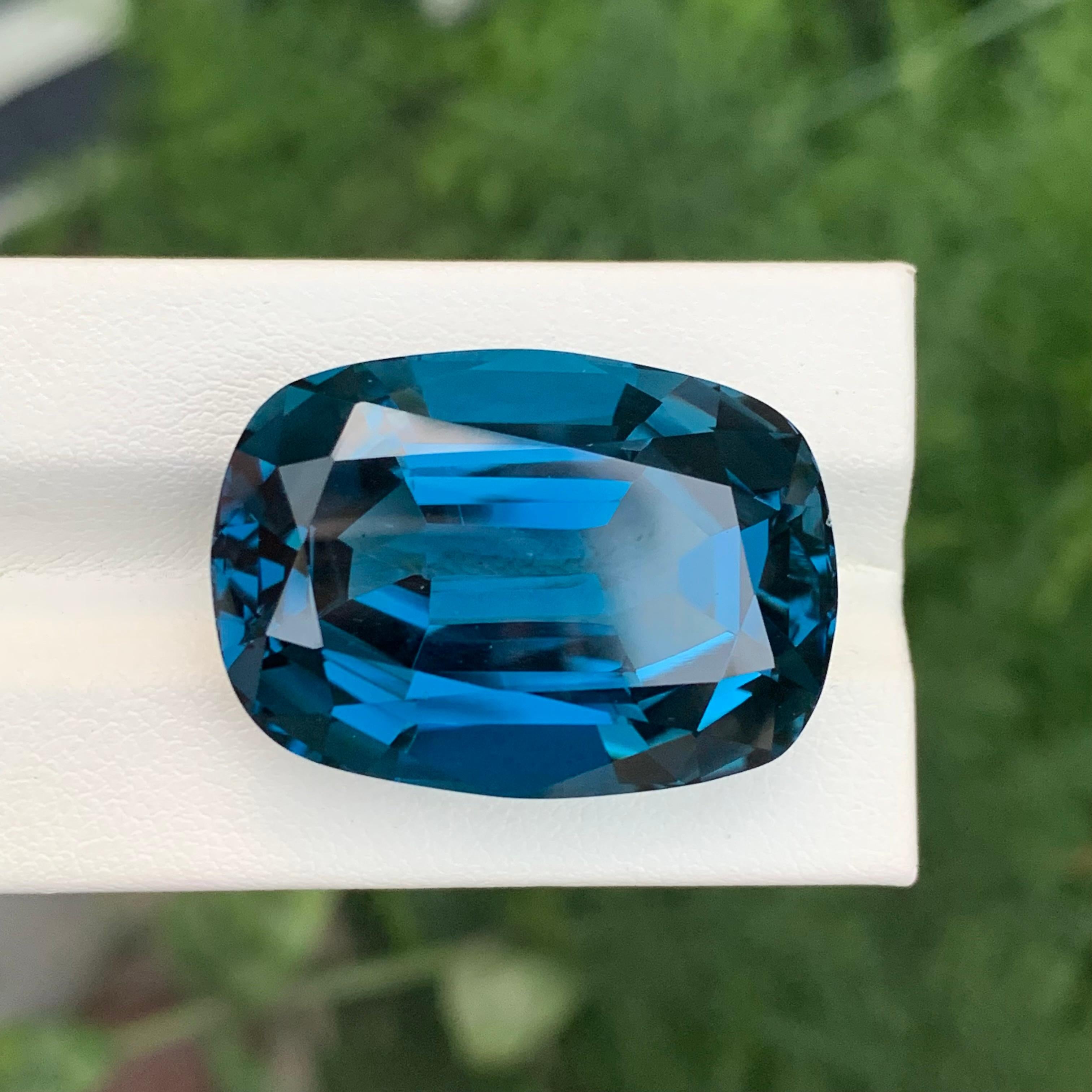 Topazio blu di Londra sfuso

Peso: 67,10 carati
Dimensioni: 27 x 19 x 14,3 mm
Origine: Brasile
Forma: Cuscino lungo
Colore: Blu intenso
Certificato: Su richiesta del cliente

Il Topazio Blu di Londra è un'affascinante varietà di topazio rinomata per