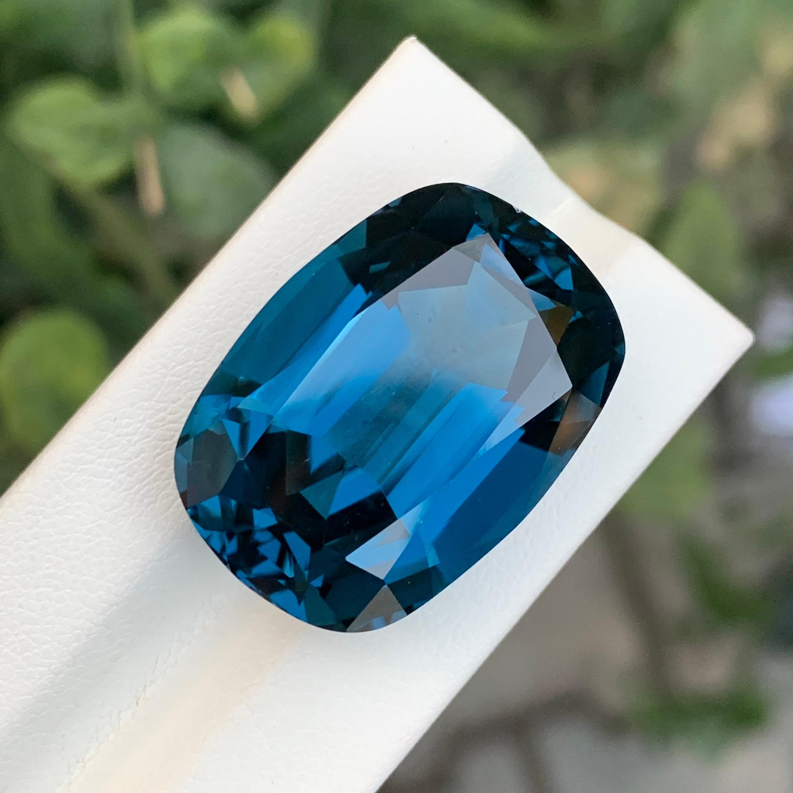 Taglio cuscino 67,10 Carati di pietra preziosa sciolta di Topazio Blu di Londra a forma di cuscino lungo in vendita