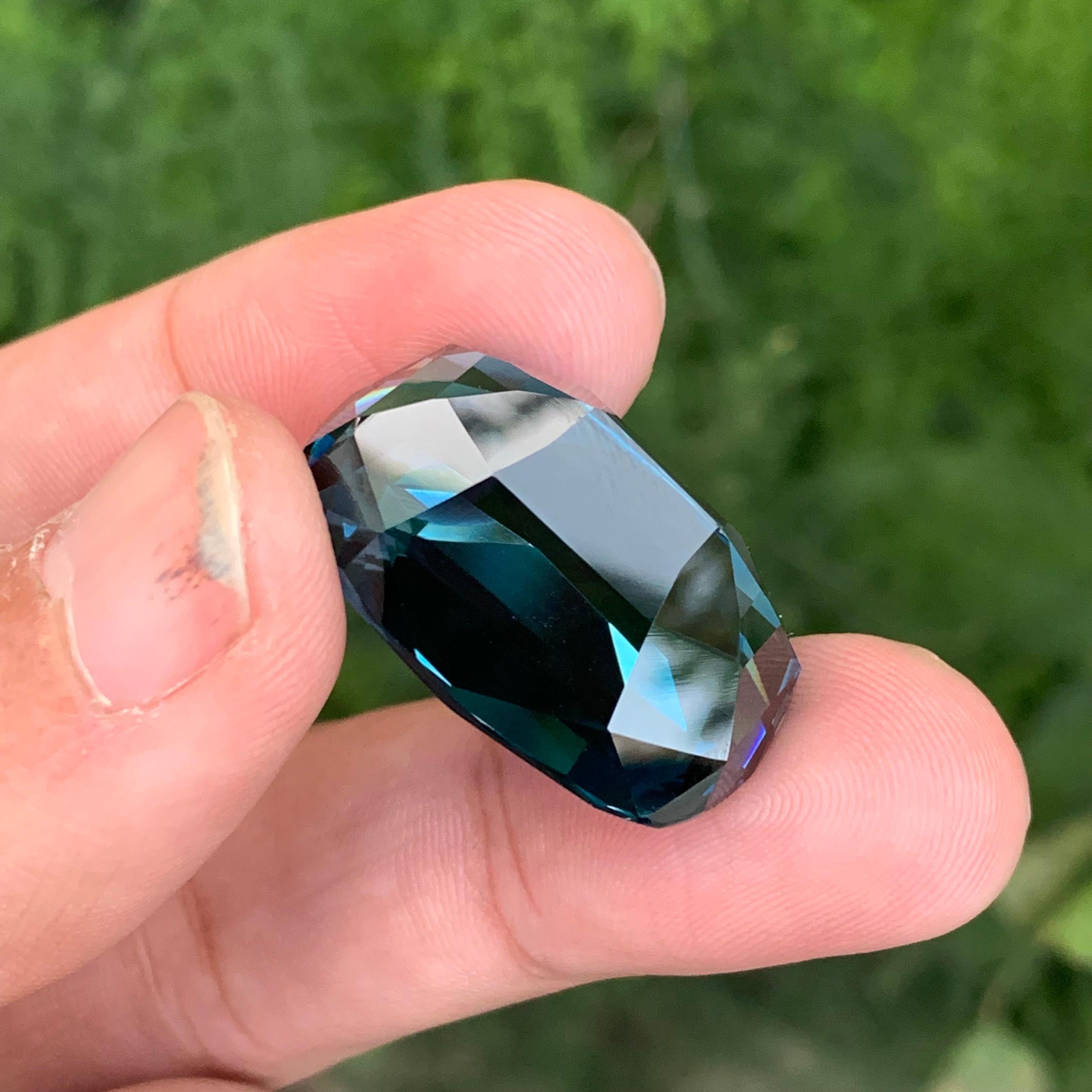 67,10 Carati di pietra preziosa sciolta di Topazio Blu di Londra a forma di cuscino lungo in vendita 1