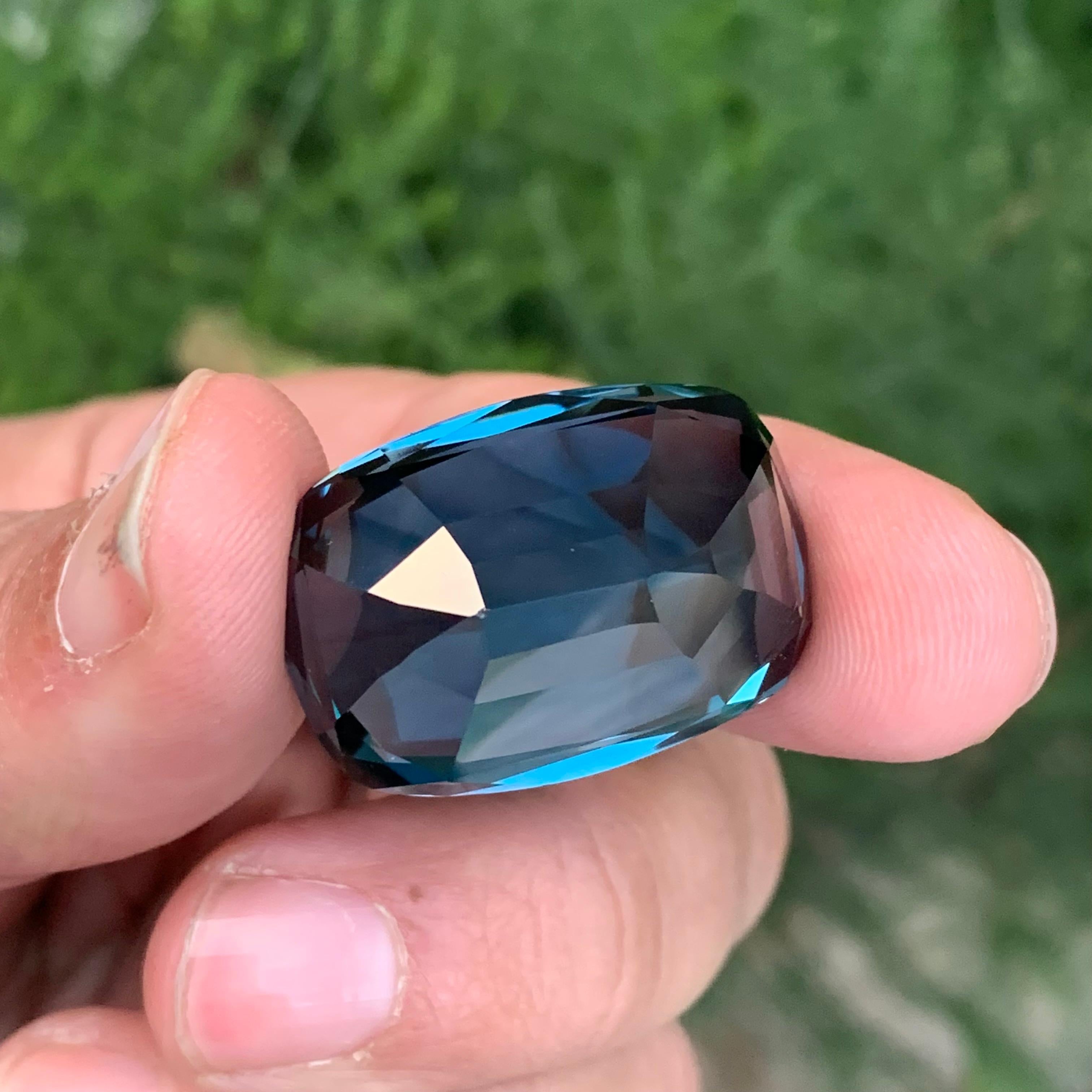 67,10 Carati di pietra preziosa sciolta di Topazio Blu di Londra a forma di cuscino lungo in vendita 2