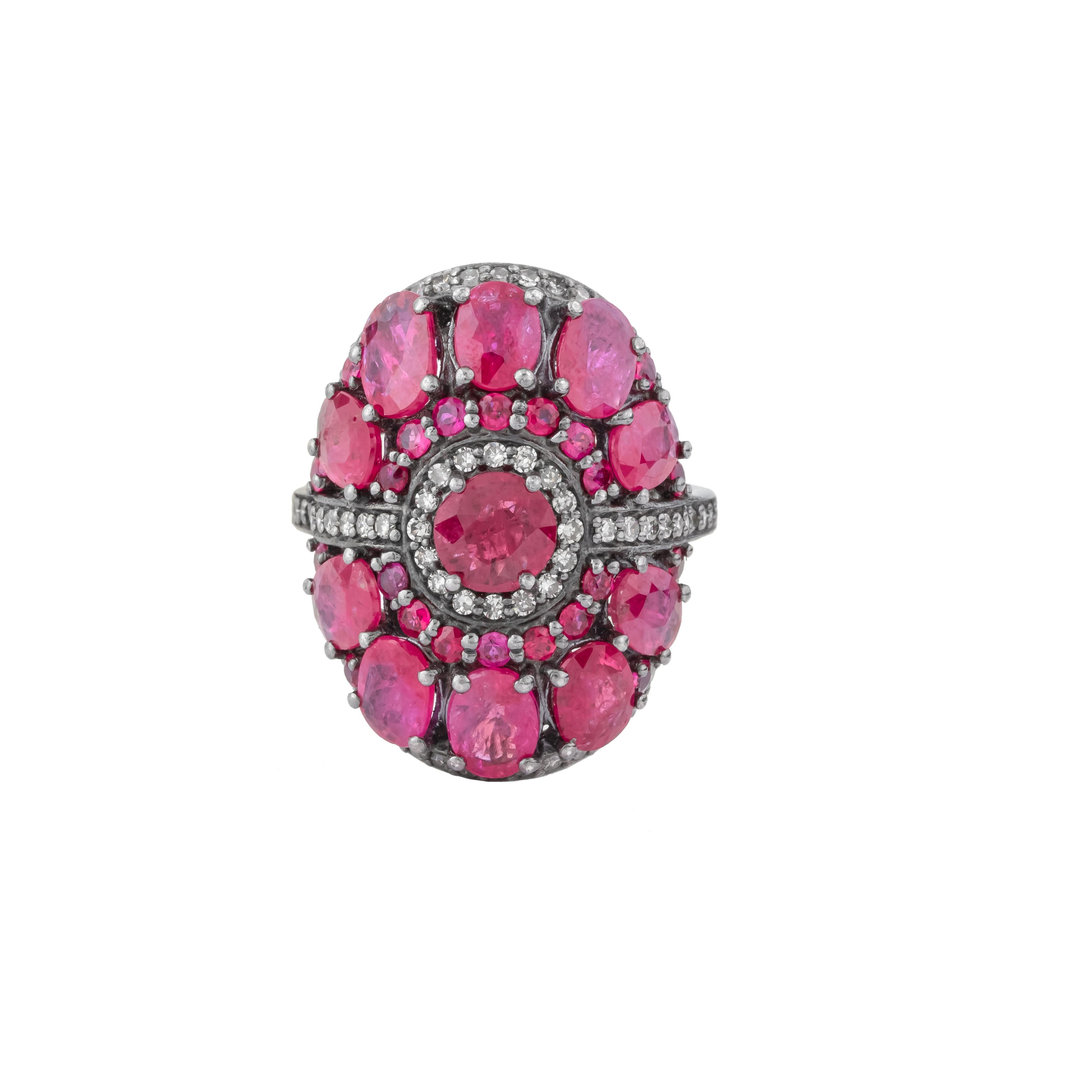 Der 6,72-Karat-Diamanten- und Rubin-Cluster-Ring ist der Inbegriff von Luxus und raffinierter Handwerkskunst. Er verbindet die zeitlose Anziehungskraft von Diamanten mit der lebendigen Schönheit von Rubinen. Dieser Ring zeichnet sich durch ein