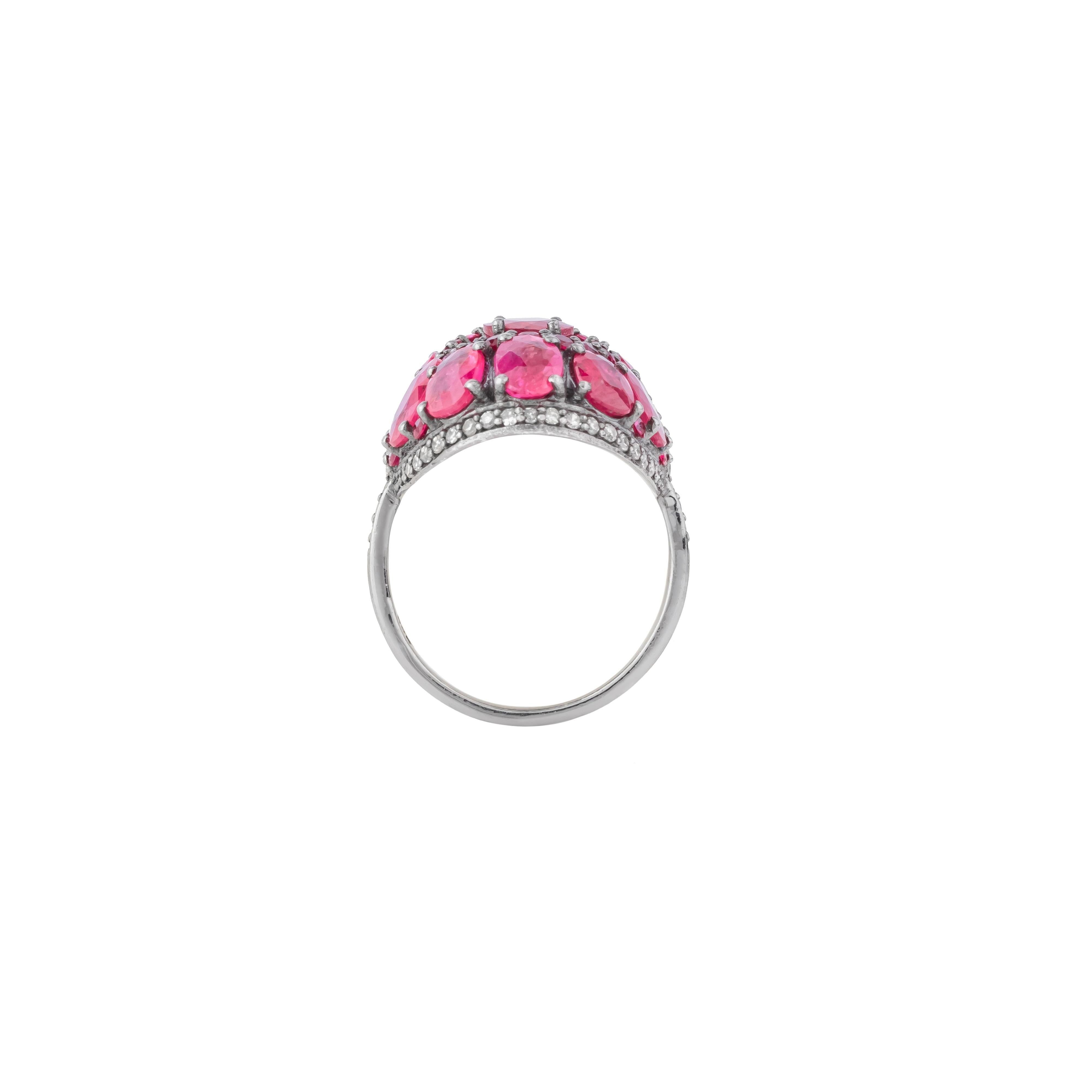 6,72 Karat Diamant und Rubin Cluster-Ring (Rundschliff) im Angebot