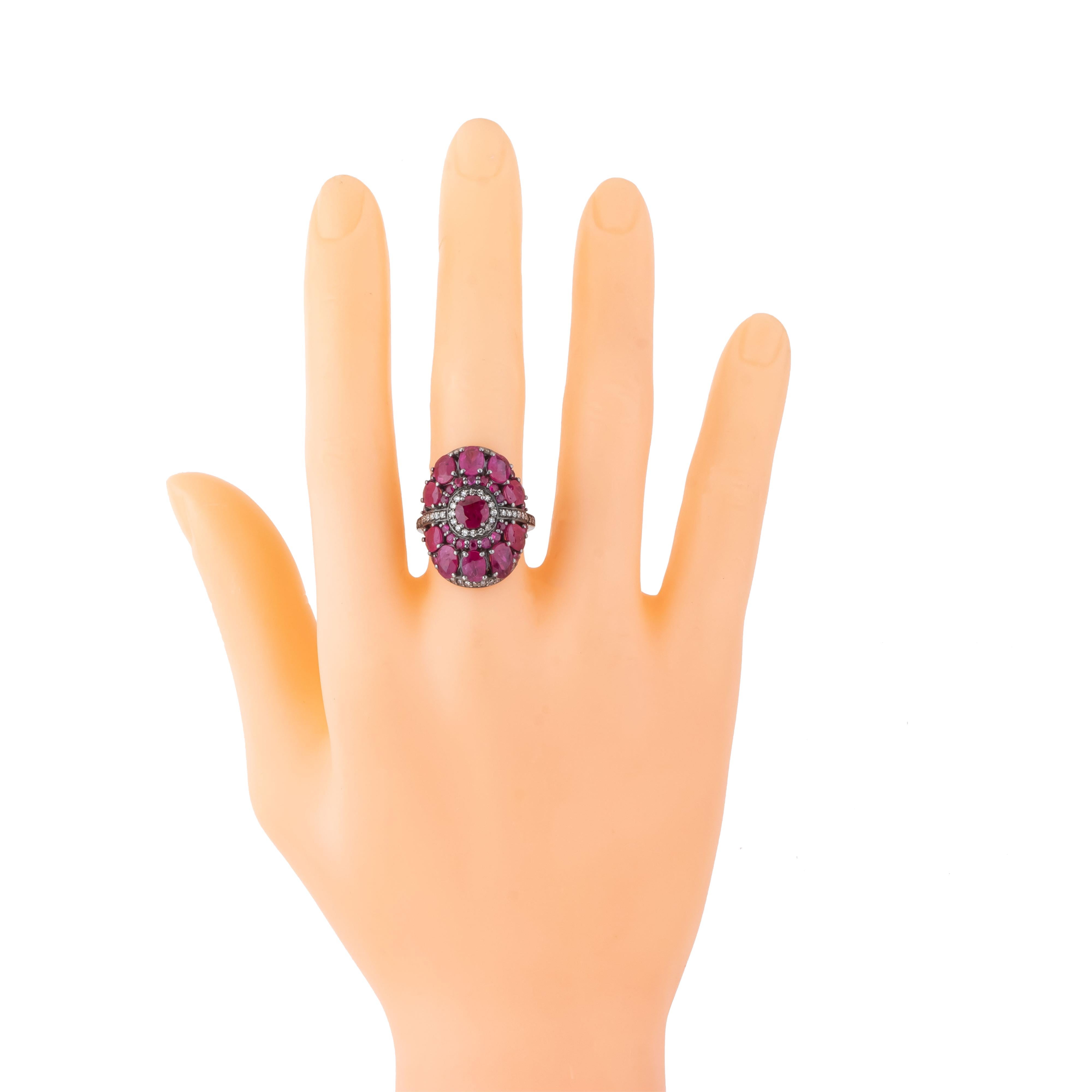 6,72 Karat Diamant und Rubin Cluster-Ring im Zustand „Neu“ im Angebot in Jaipur, IN
