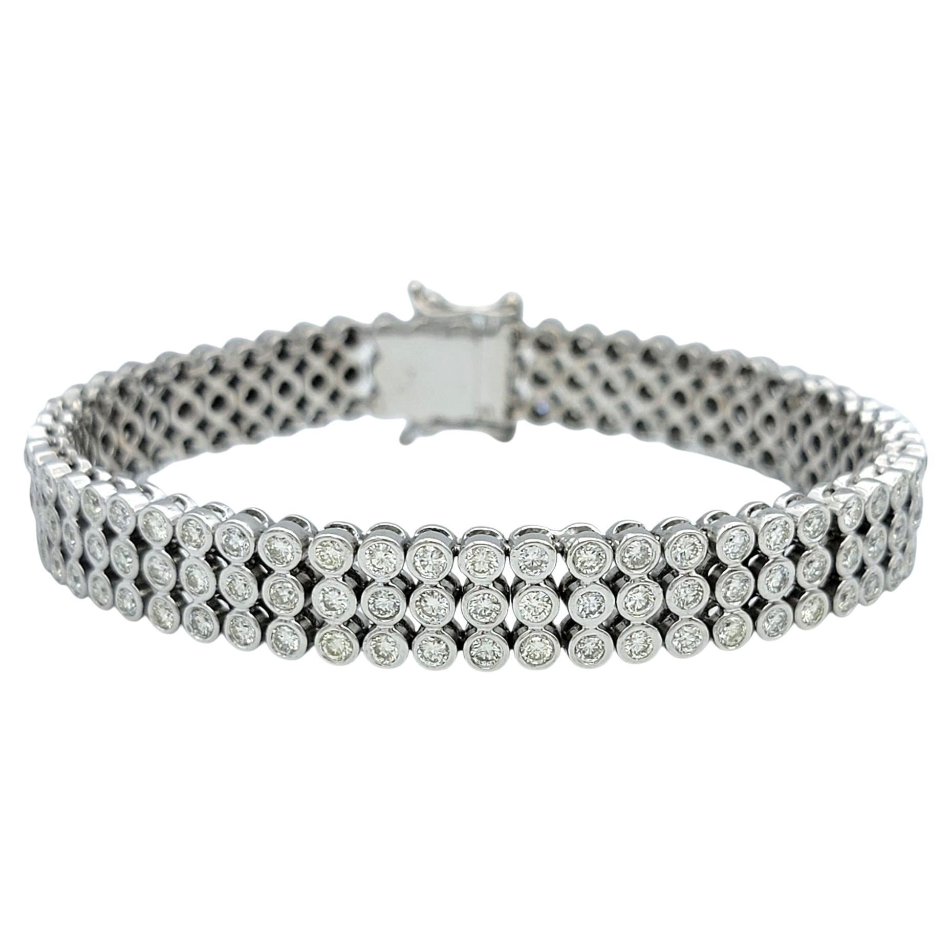 Bracciale con diamanti rotondi incastonati a tre file da 6,72 carati in oro bianco da 18 carati