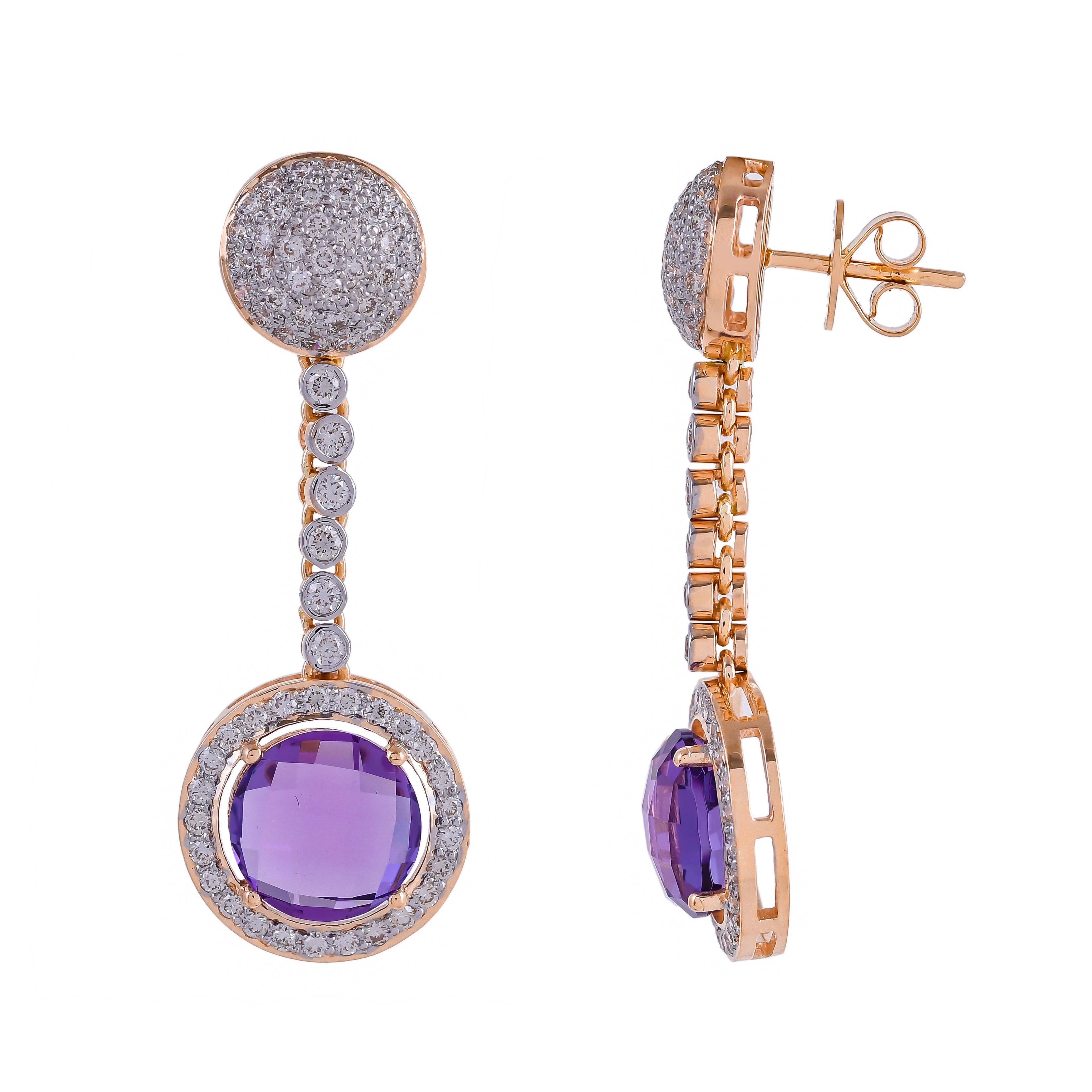 These gorgeous earrings from the collection 'Carnival' mounted in 18 karats yellow gold features round-shaped 6.72 carats amethyst in the centre, accompanied by 1.91 carats diamonds. Modern style with classic elegance.
Art of gifting: the Jewel is