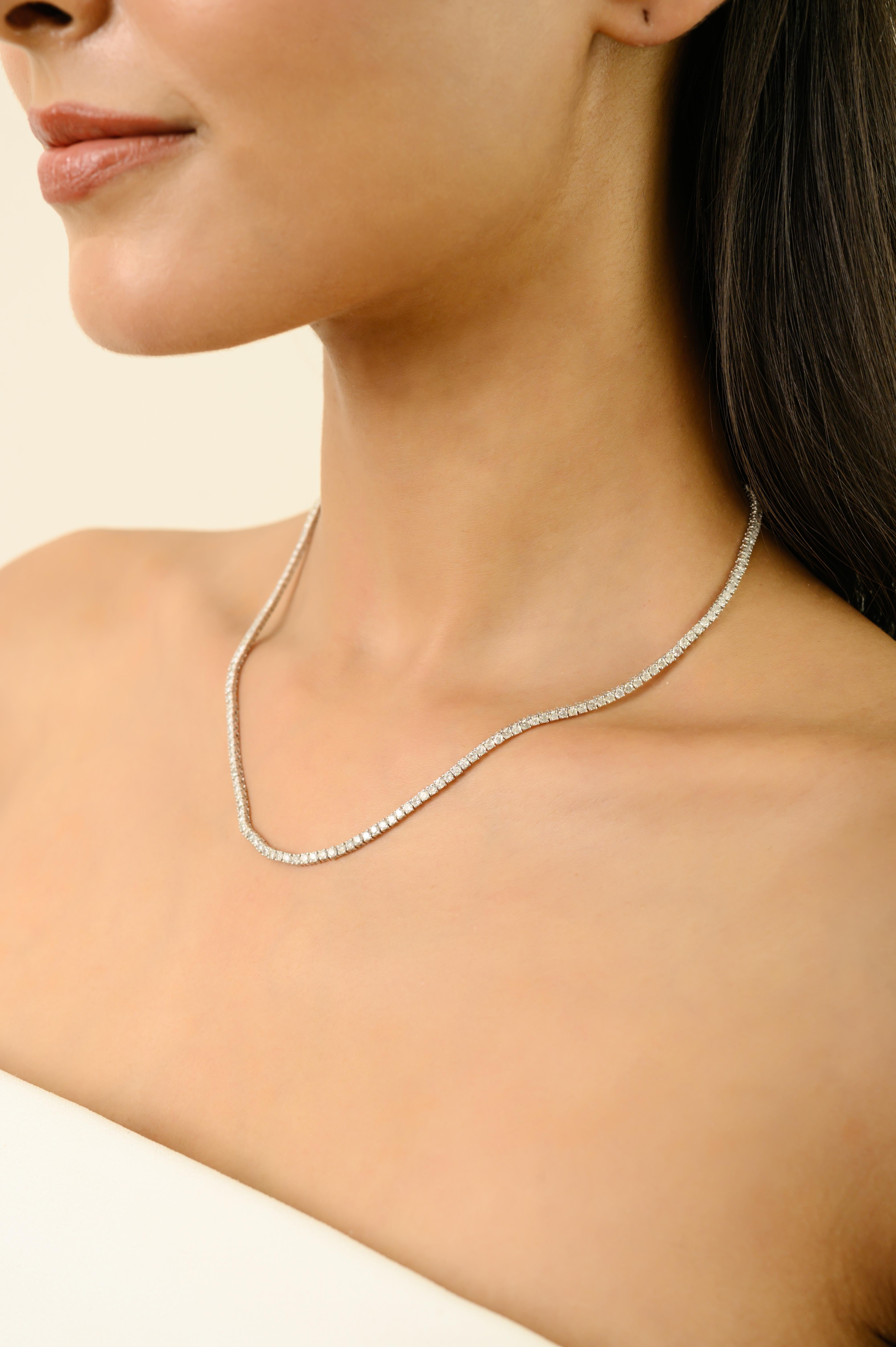 Este exquisito collar tenis de diamantes presenta diamantes naturales de talla redonda que suman un total de 6,72 quilates, elegantemente engastados en oro blanco de 14 quilates. Cada diamante mide aproximadamente 2,2 mm y está sujeto con seguridad