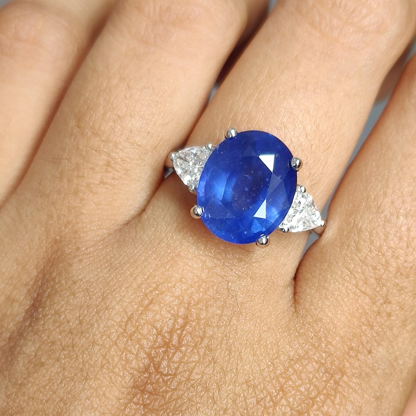 Erleben Sie pure Eleganz mit unserem exquisiten Trilogie-Ring mit einem atemberaubenden 6,74 Karat Saphir in der Mitte, handgefertigt in Perfektion. Der leuchtende Blauton des Saphirs zieht das Auge in seinen Bann und verleiht jedem Ensemble einen