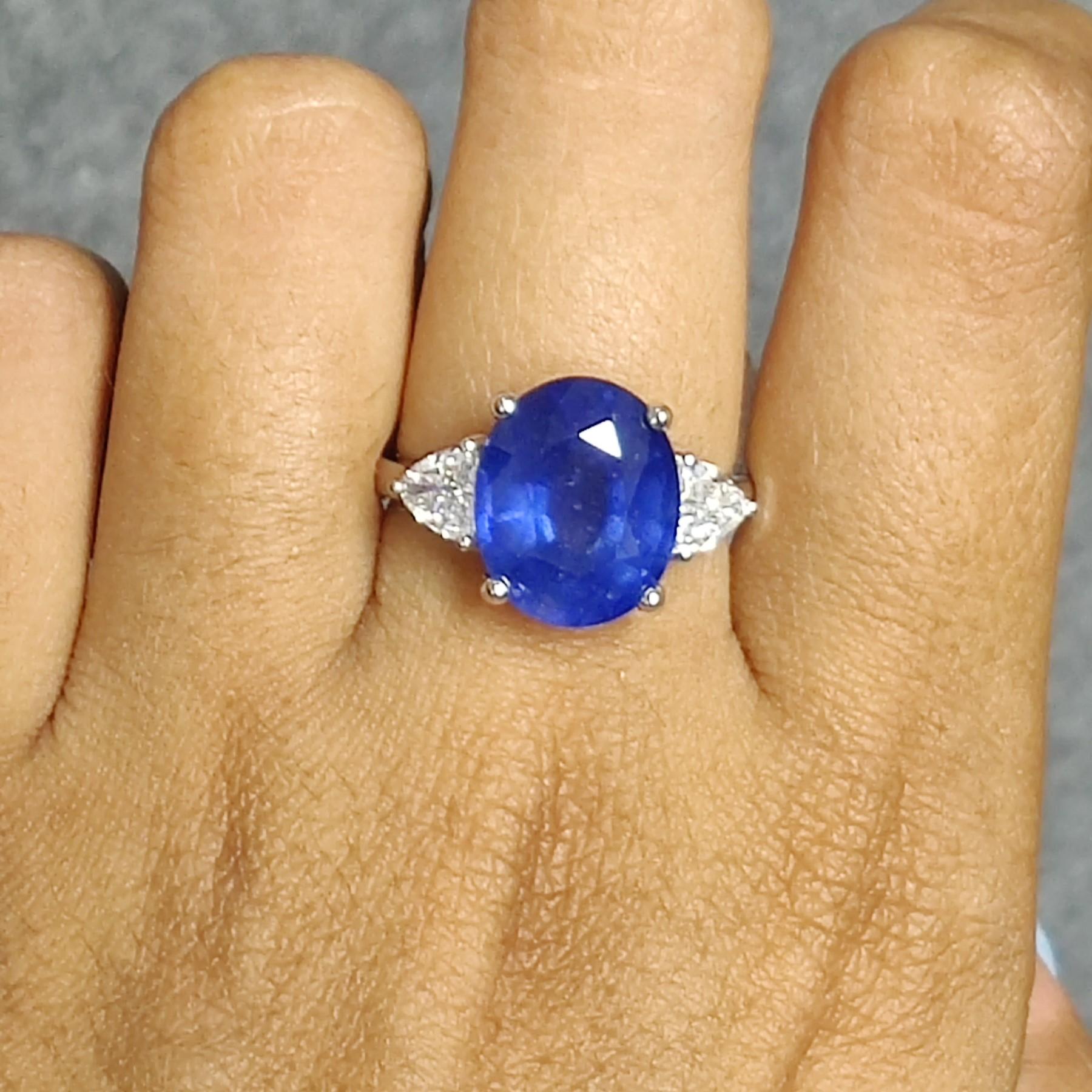 Viktorianischer Ring mit 6,74 Karat Saphir und drei Steinen und Diamanten aus 18 Karat Gold (Moderne)