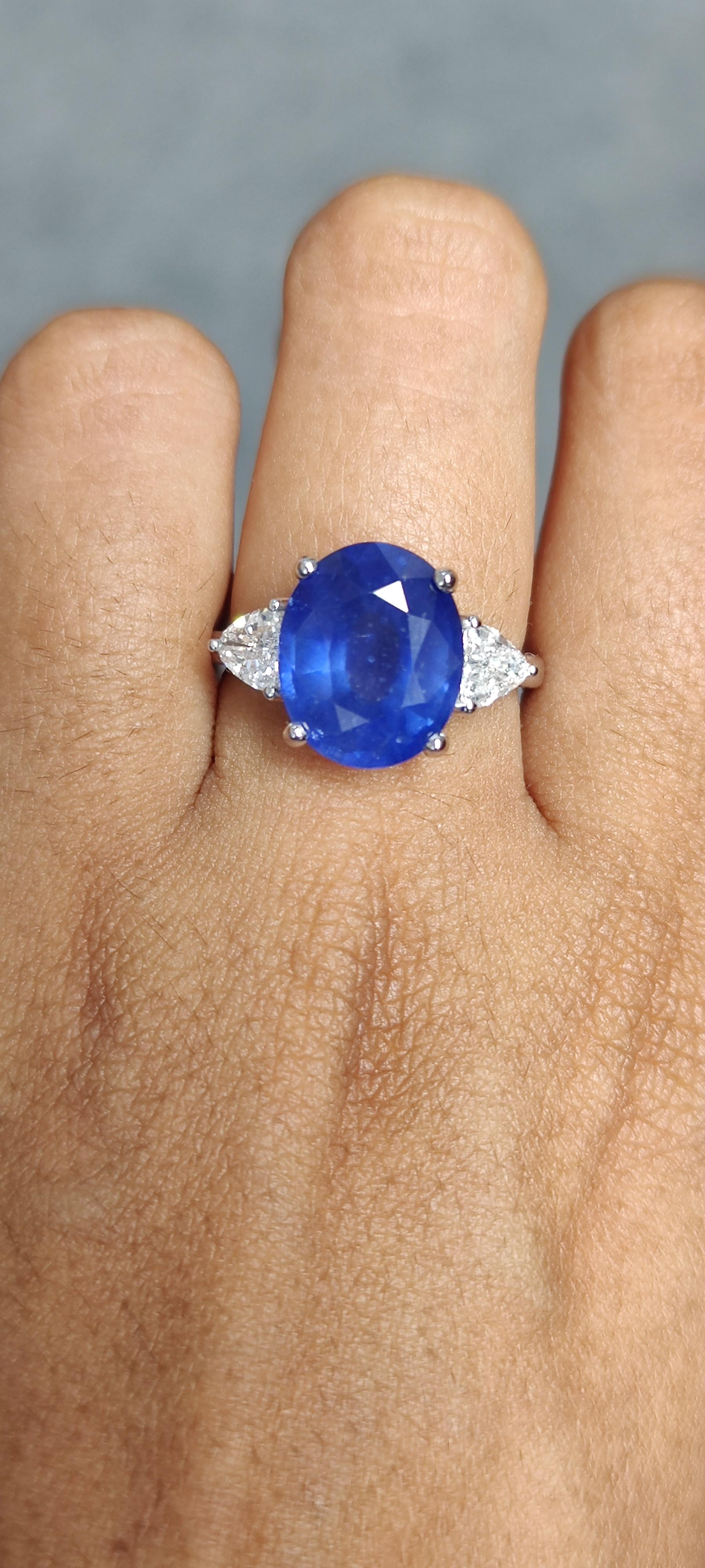 Viktorianischer Ring mit 6,74 Karat Saphir und drei Steinen und Diamanten aus 18 Karat Gold (Ovalschliff)