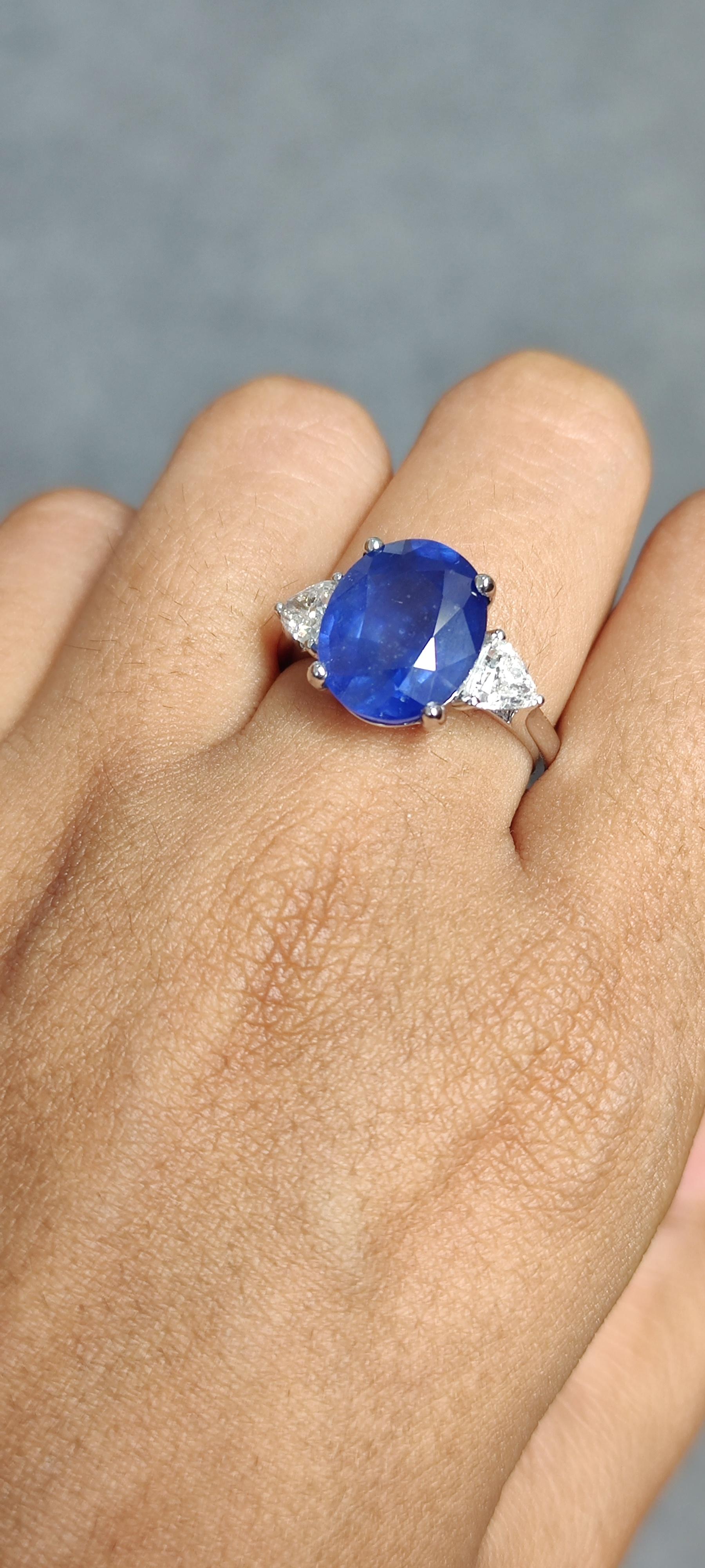 Viktorianischer Ring mit 6,74 Karat Saphir und drei Steinen und Diamanten aus 18 Karat Gold im Zustand „Neu“ in Bangkok, TH