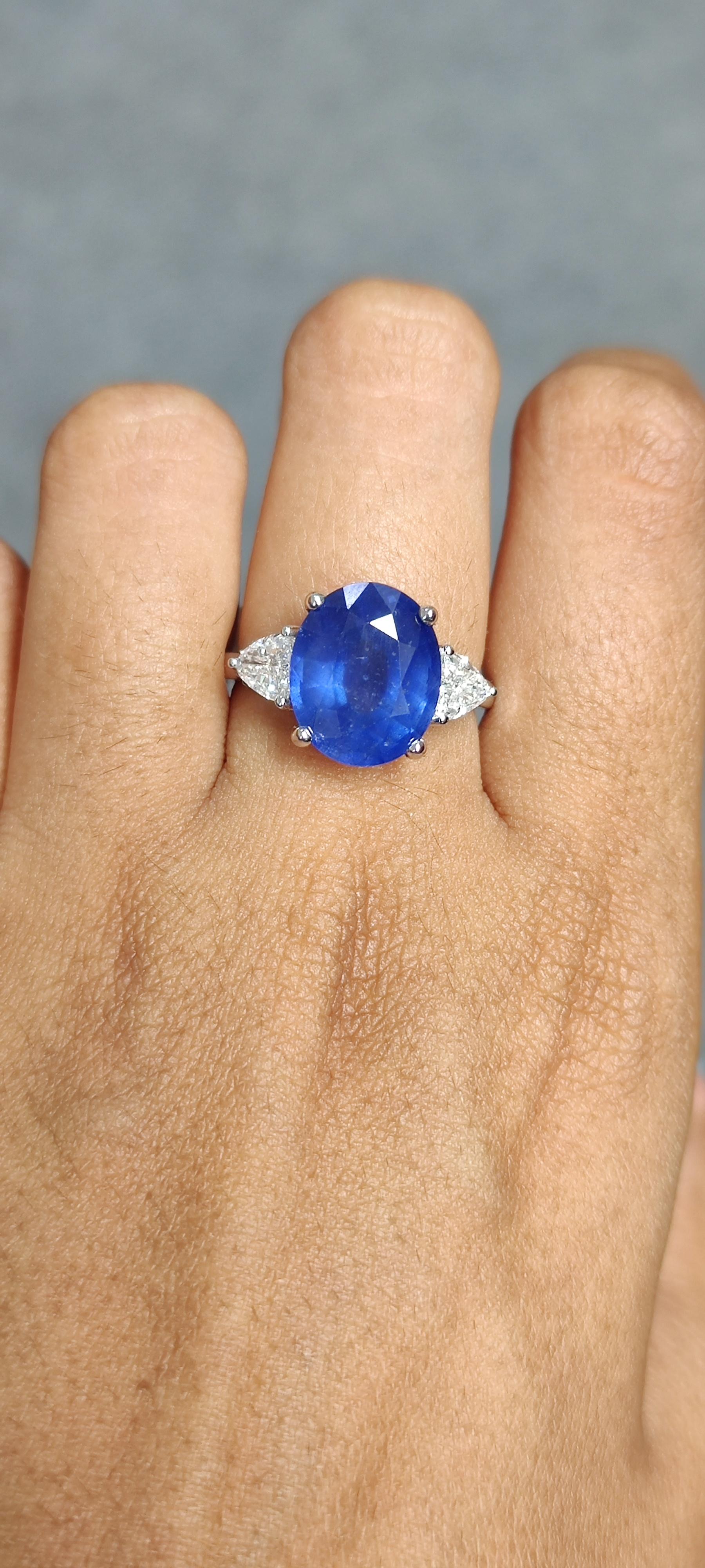 Viktorianischer Ring mit 6,74 Karat Saphir und drei Steinen und Diamanten aus 18 Karat Gold für Damen oder Herren