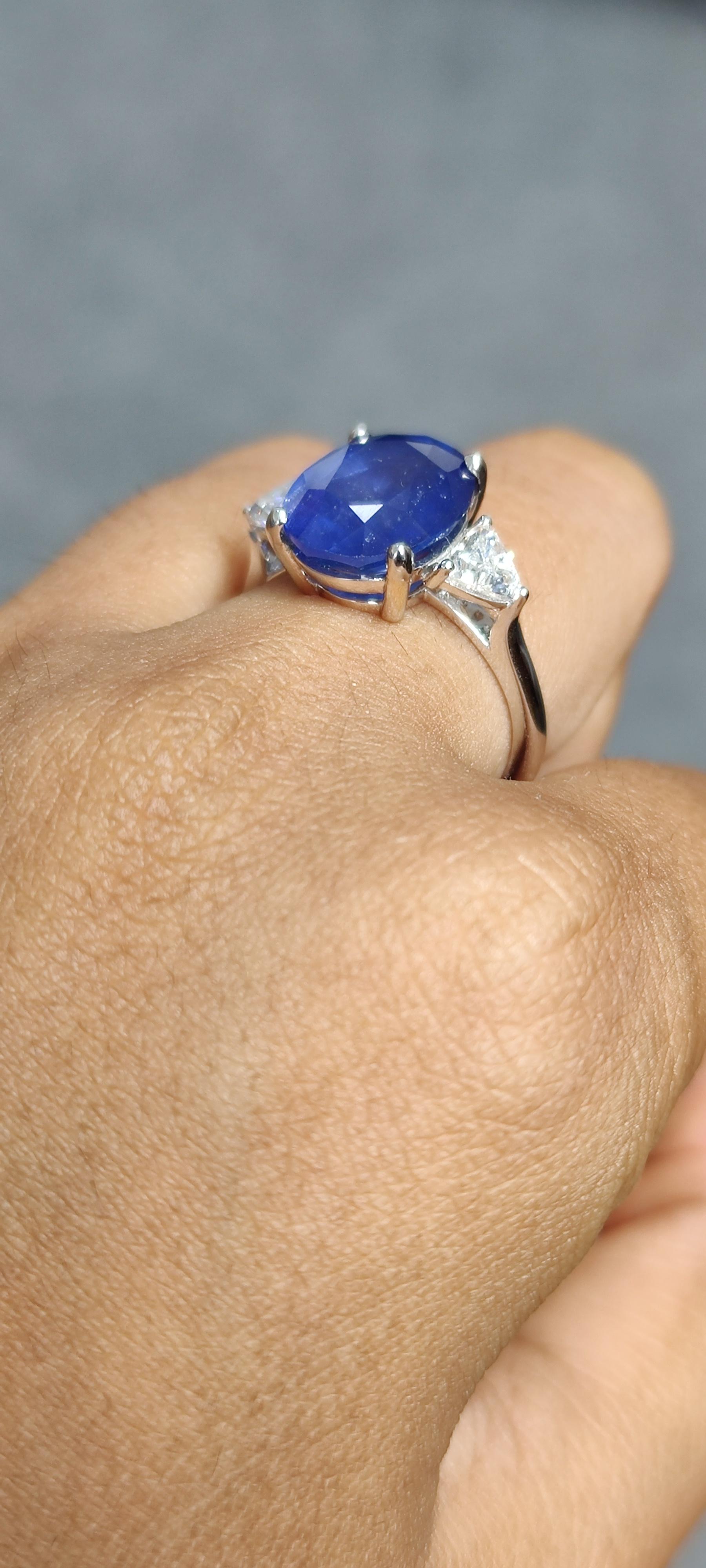 Viktorianischer Ring mit 6,74 Karat Saphir und drei Steinen und Diamanten aus 18 Karat Gold 3