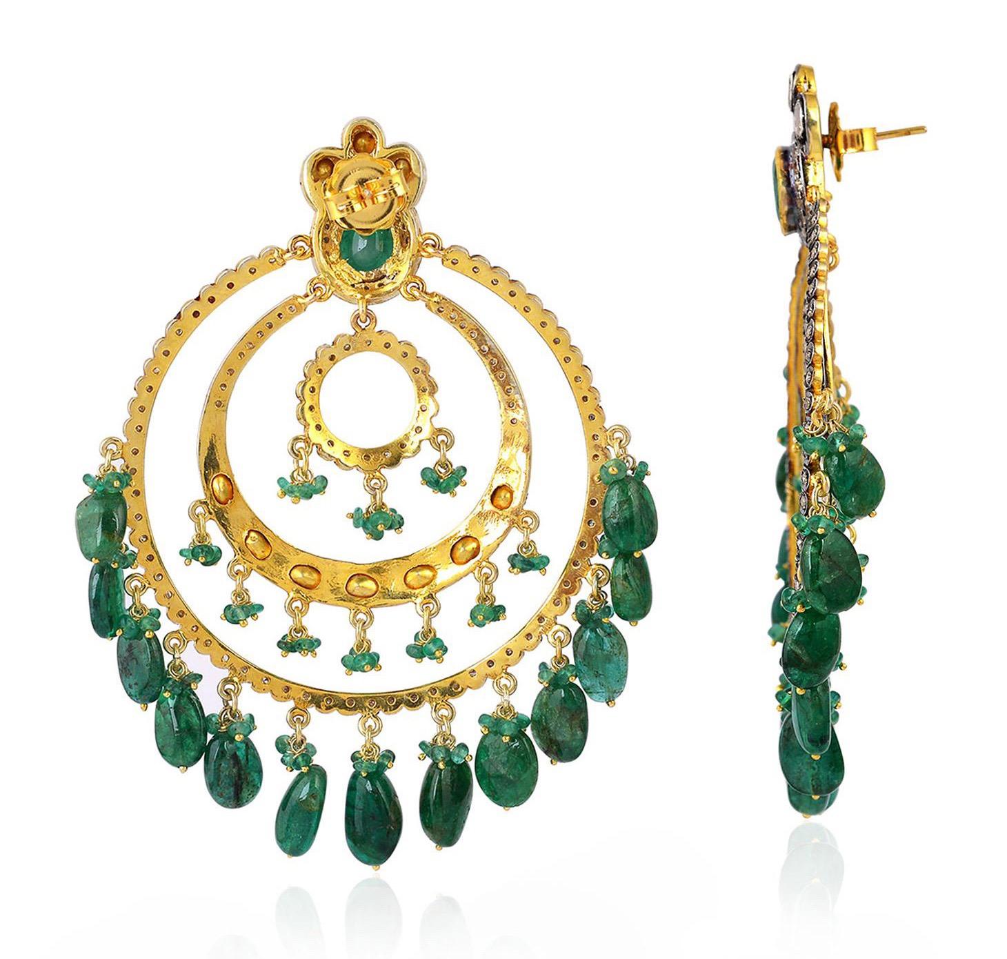 Diese handgefertigten Ohrringe aus 14-karätigem Gold und Sterlingsilber sind mit 67,41 Karat Smaragd und 3,67 Karat Diamanten im Rosenschliff mit geschwärztem Finish besetzt.

FOLGEN  MEGHNA JEWELS Storefront, um die neueste Kollektion und exklusive
