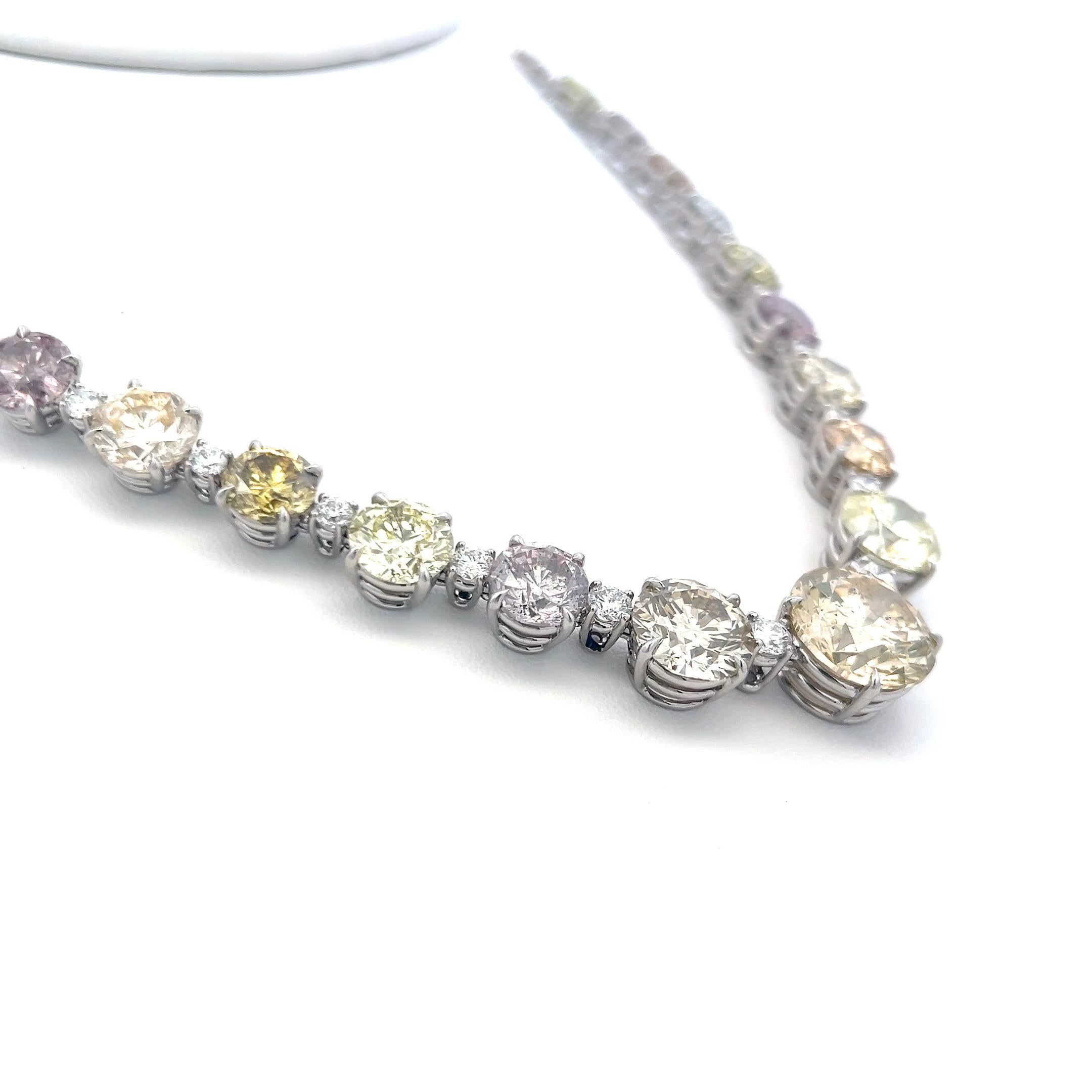 Taglio rotondo 67,49 Carati Collana Riviera in platino con diamanti tondi, brillanti e multicolore in vendita